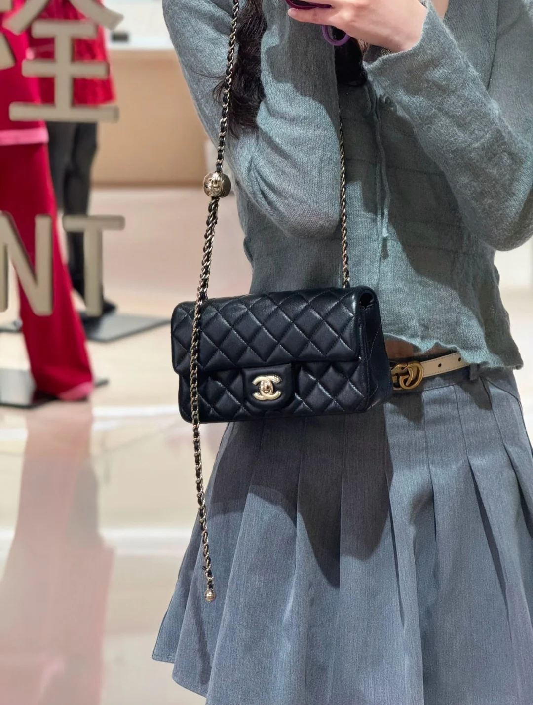 Застежка-пряжка Chanel из 25-каратного золота с регулируемой пряжкой - большая мини-версия - черная с пряжкой из светлого золота.