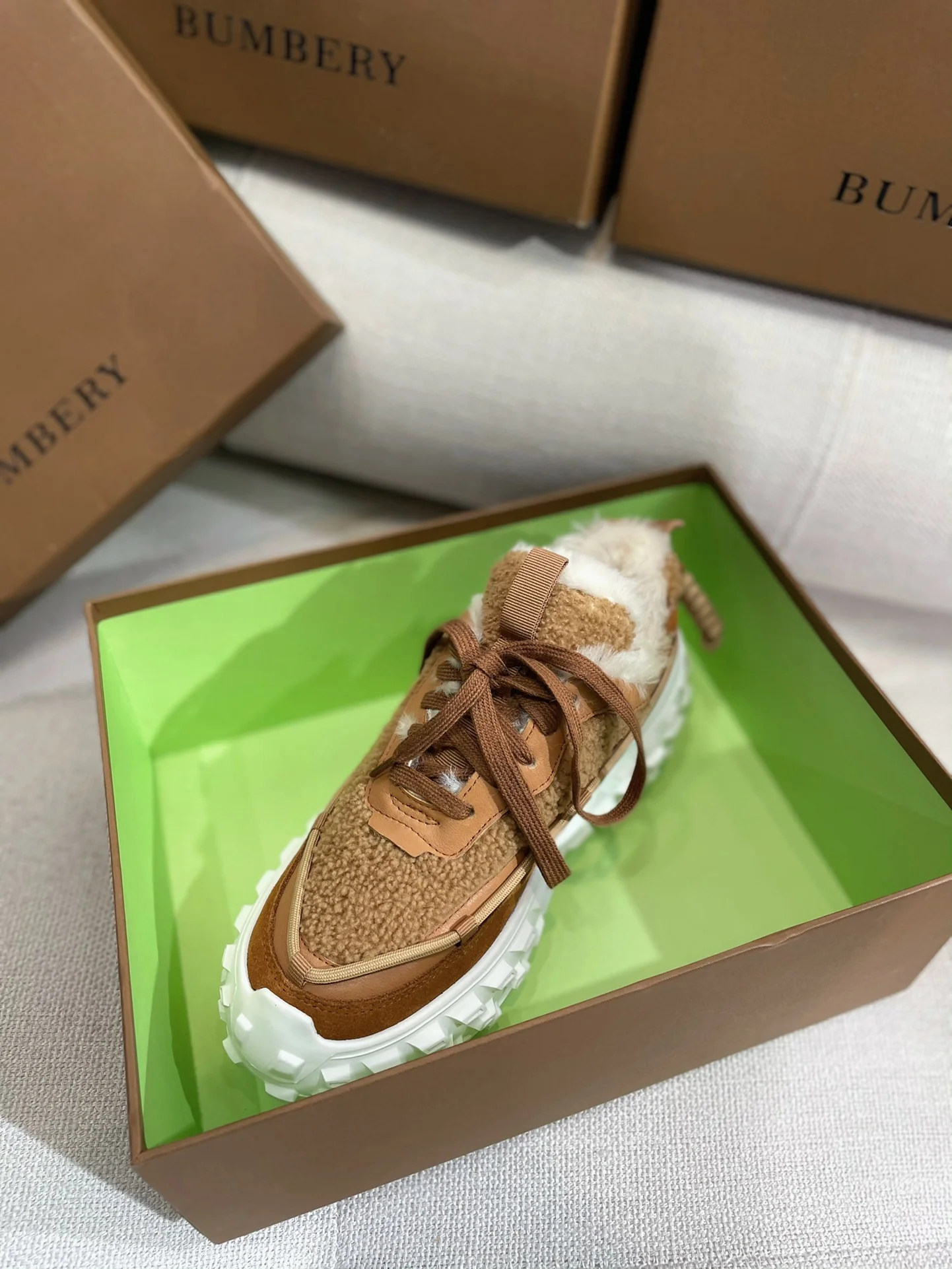 Коллекция Burberry ?Ранняя весна 2022? — Пушистые зимние кроссовки — Коричневые