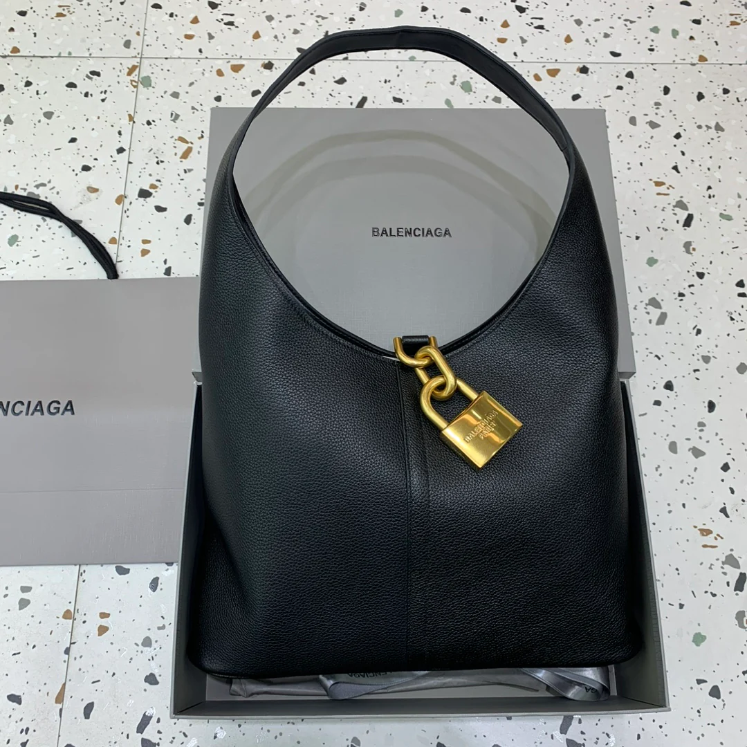 Сумка-хобо Balenciaga Locker, средний размер, с золотой пряжкой.