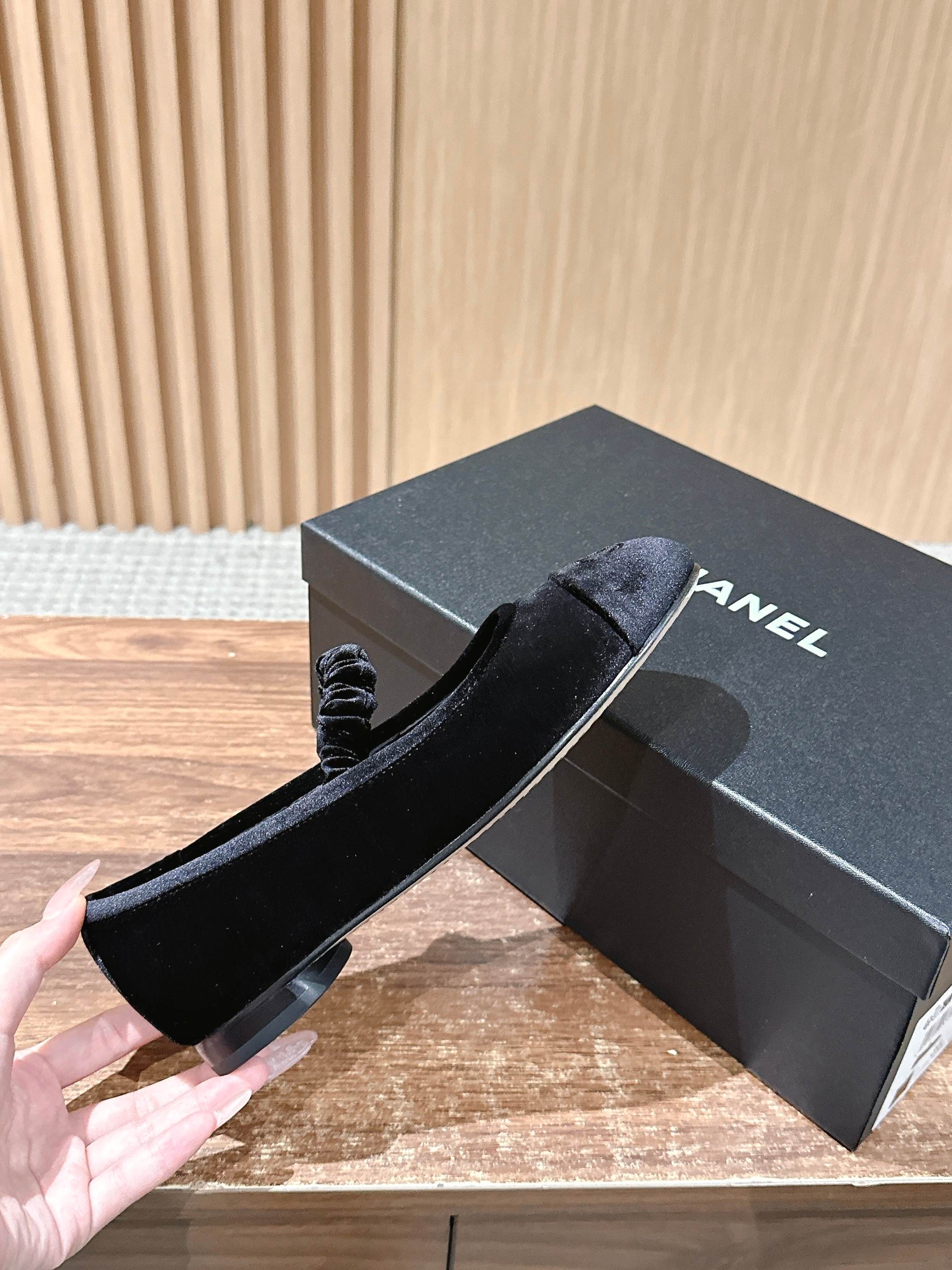 Новинка сезона весна/лето 2025 от Chanel - туфли Мэри Джейн из черной замши.