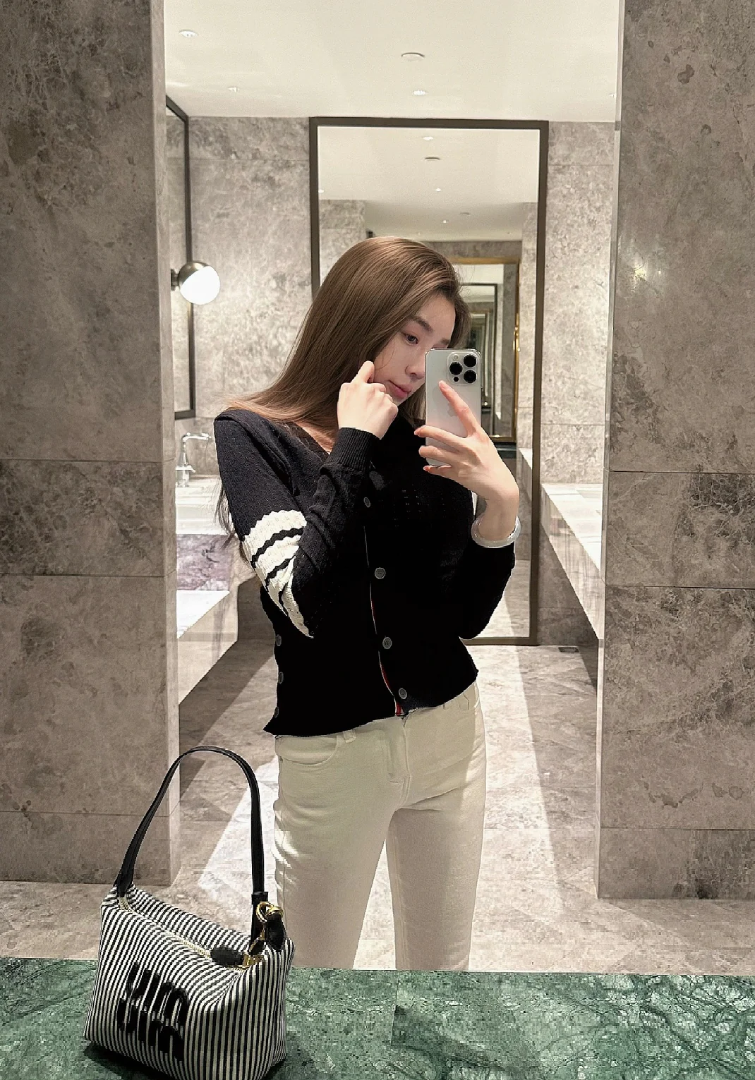 Косметичка/сумка для ланча Miu Miu из жаккардовой ткани - на фото.