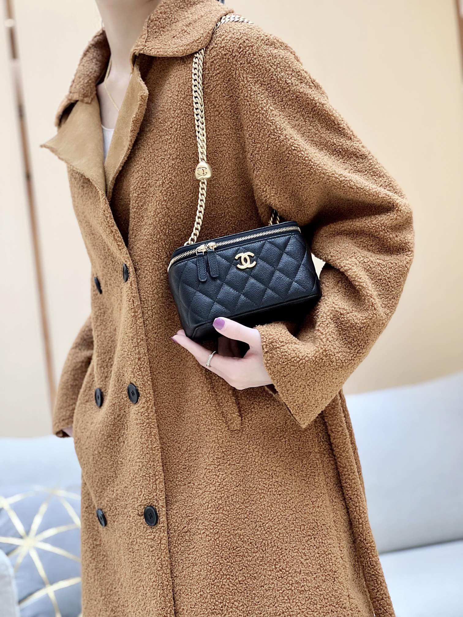 Новинка сезона весна/лето 2023 от Chanel - цепочка-шар, длинная, коробчатая - черная - фото в действии.