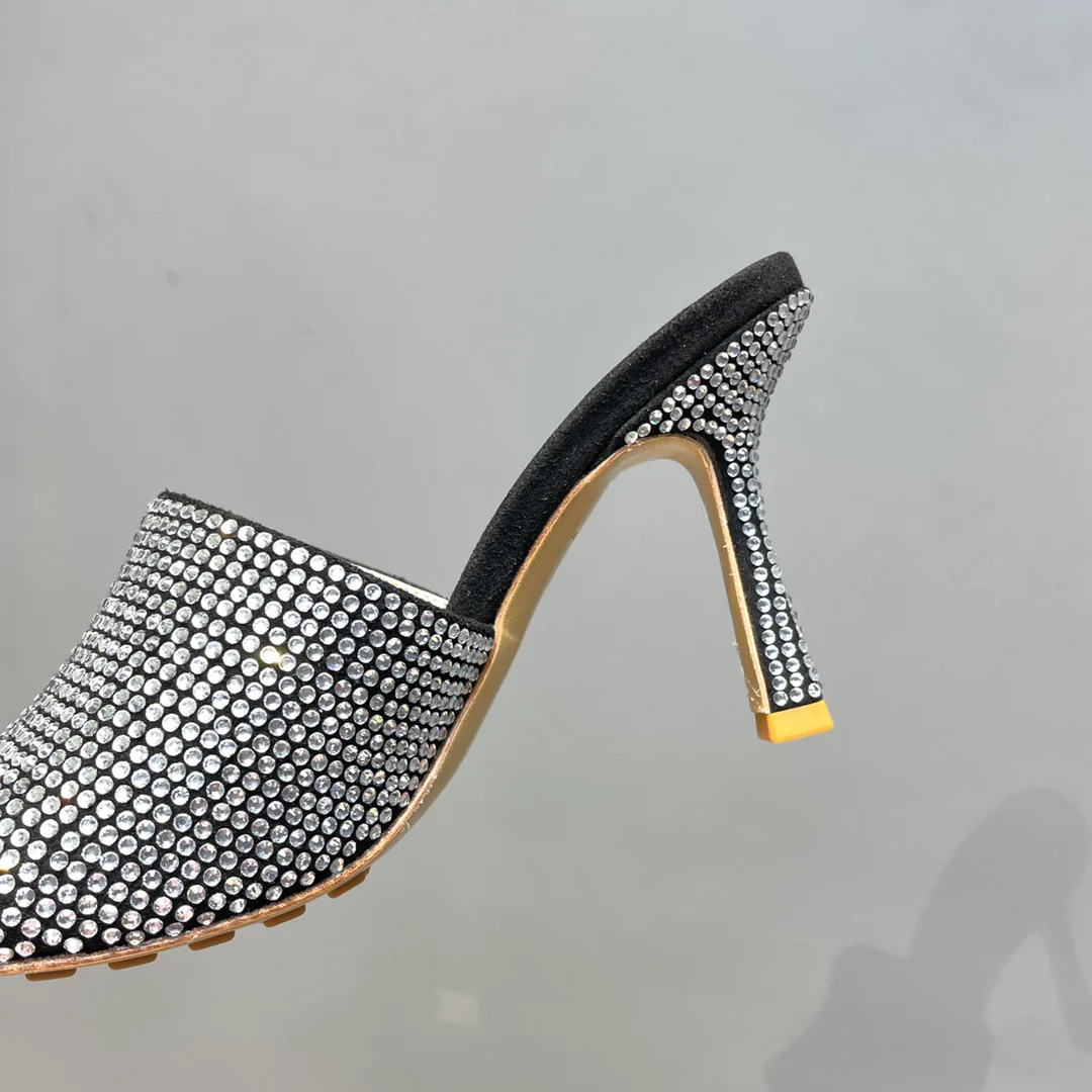 Босоножки на высоком каблуке из коллекции BV-2022, представленной на подиуме.