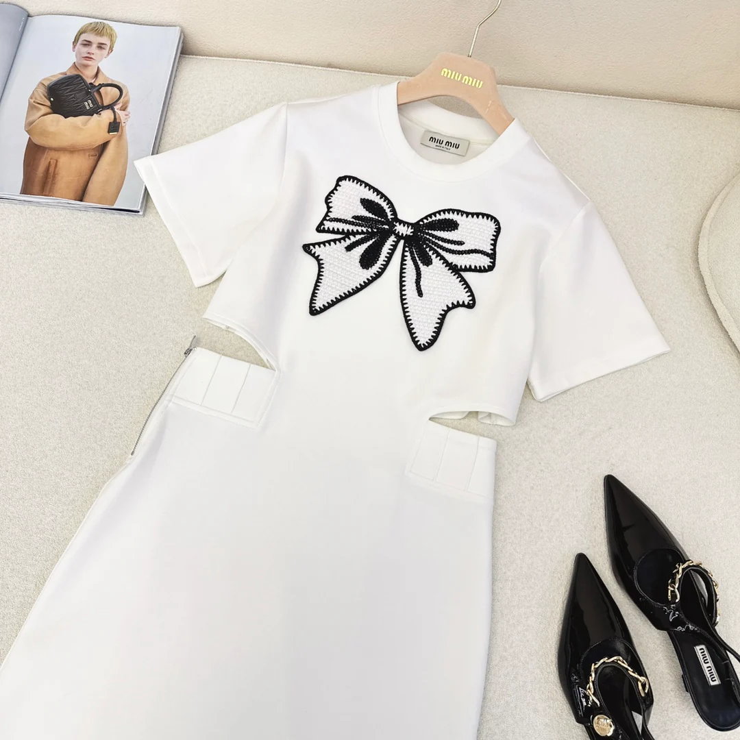 Miu Miu - 2404-24ss Весна/Лето Новинка Платье с короткими рукавами и вышивкой бантом - Белое