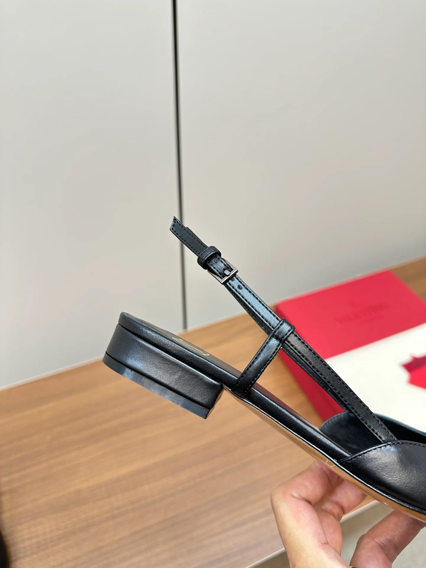 Новинка сезона весна/лето 2023 от Valentino - Большие сандалии-балетки с V-образным вырезом - Черная овечья кожа