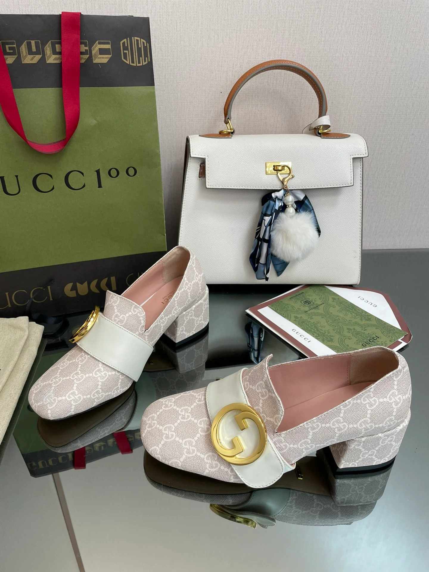 Туфли Gucci на низком каблуке с закрытым носком и монограммой — белые.