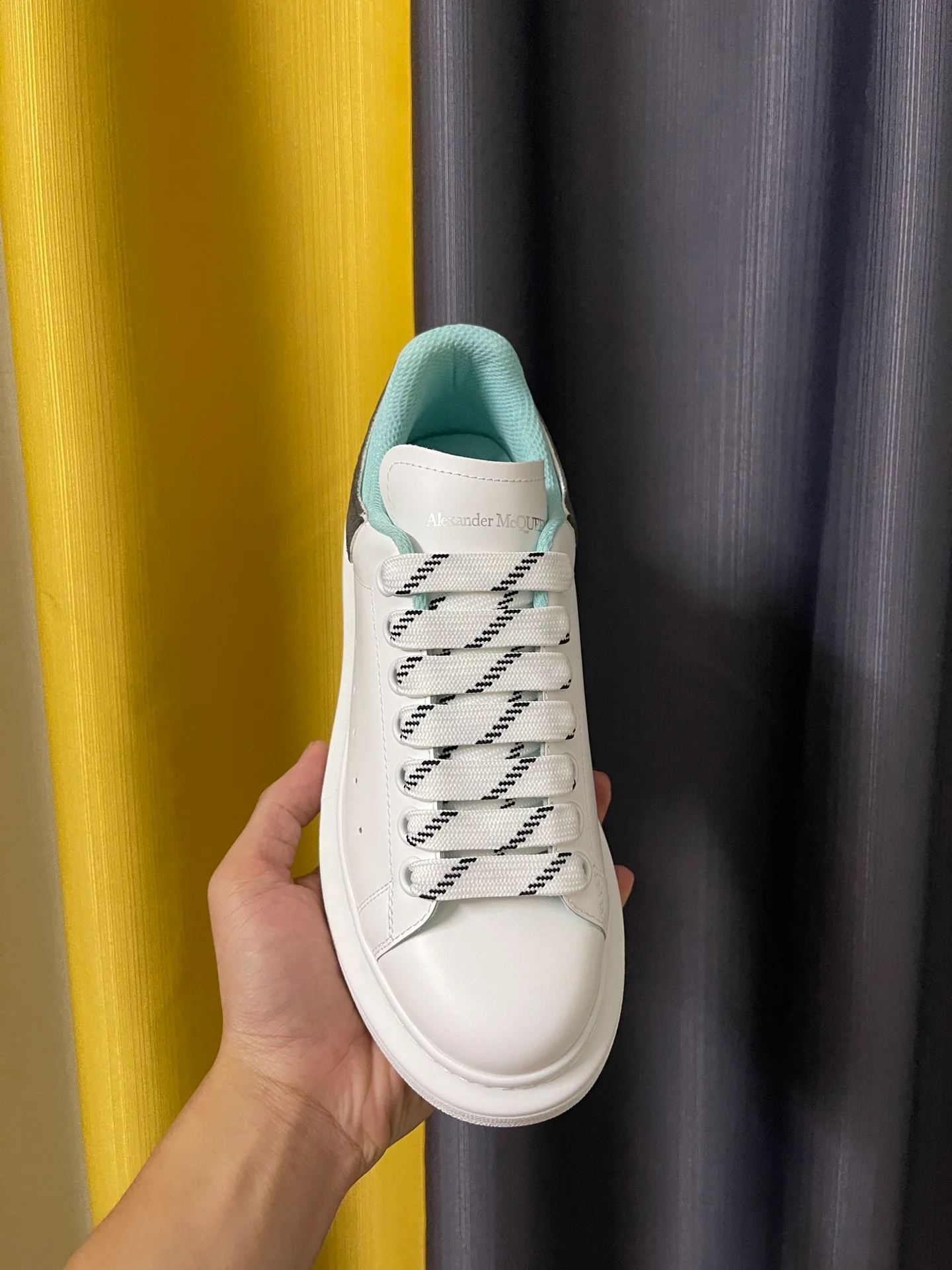 Классические белые кроссовки McQueen - унисекс - темно-серый замшевый каблук - светло-голубая подкладка