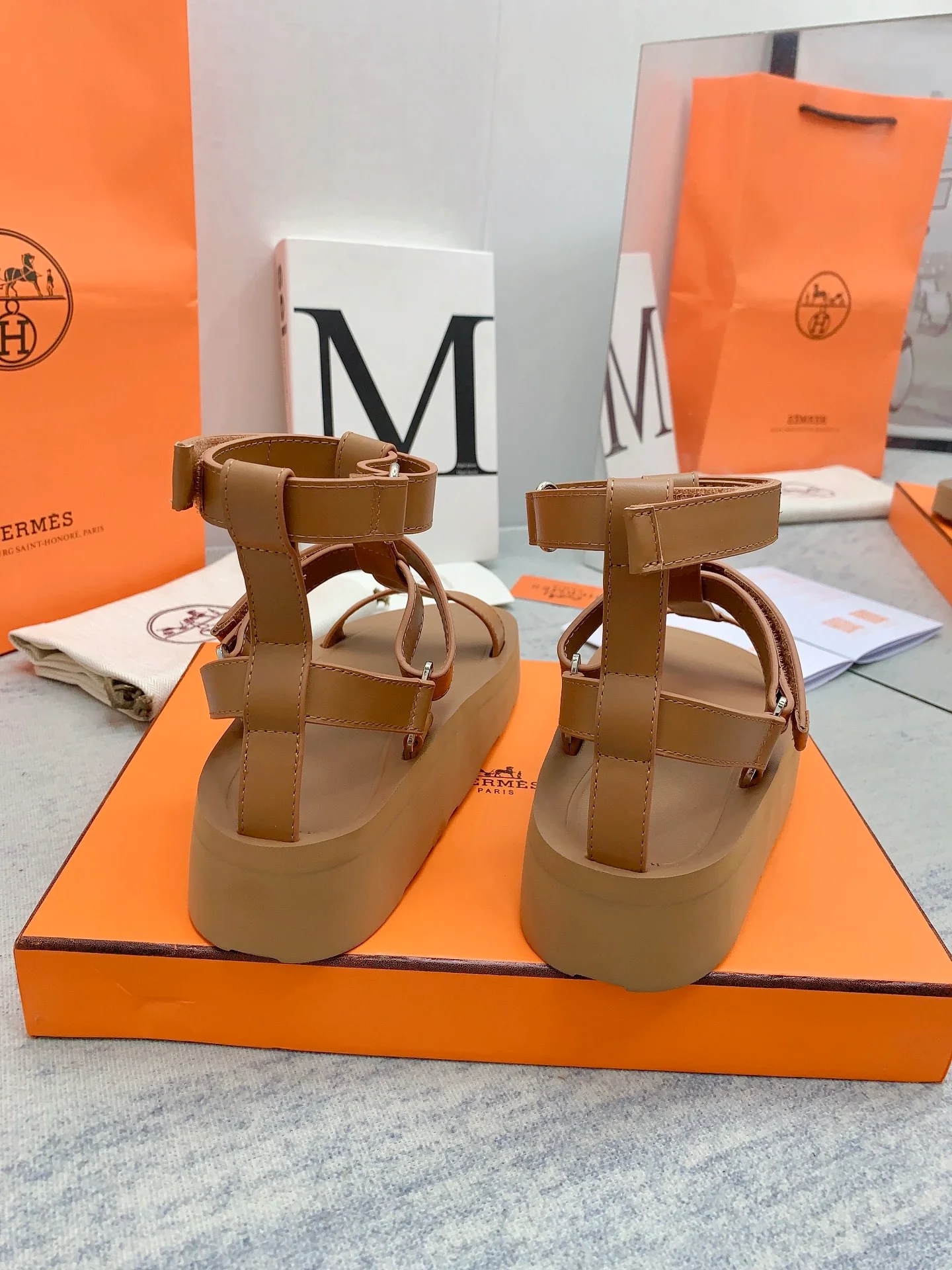 Новинка сезона весна/лето 2023 от Hermes — подиумный стиль — кожаные сандалии на платформе.