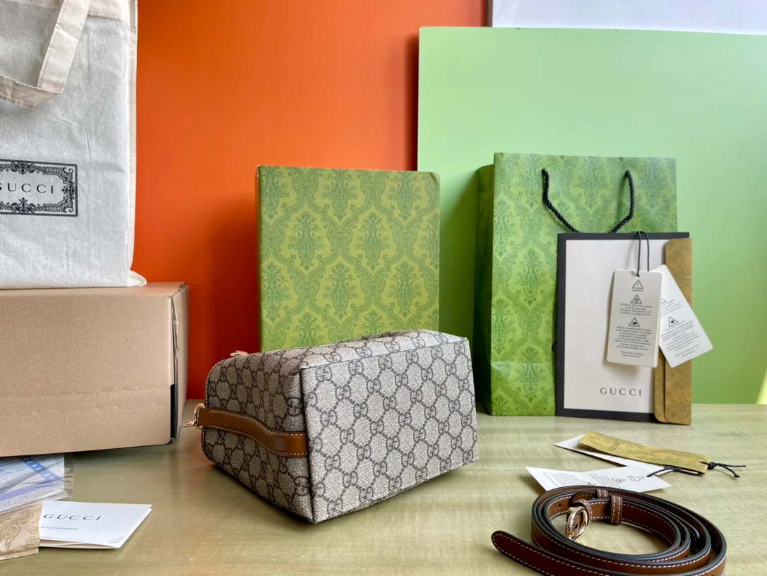 Мини-сумка Gucci 2025 из кожи, коричневая.