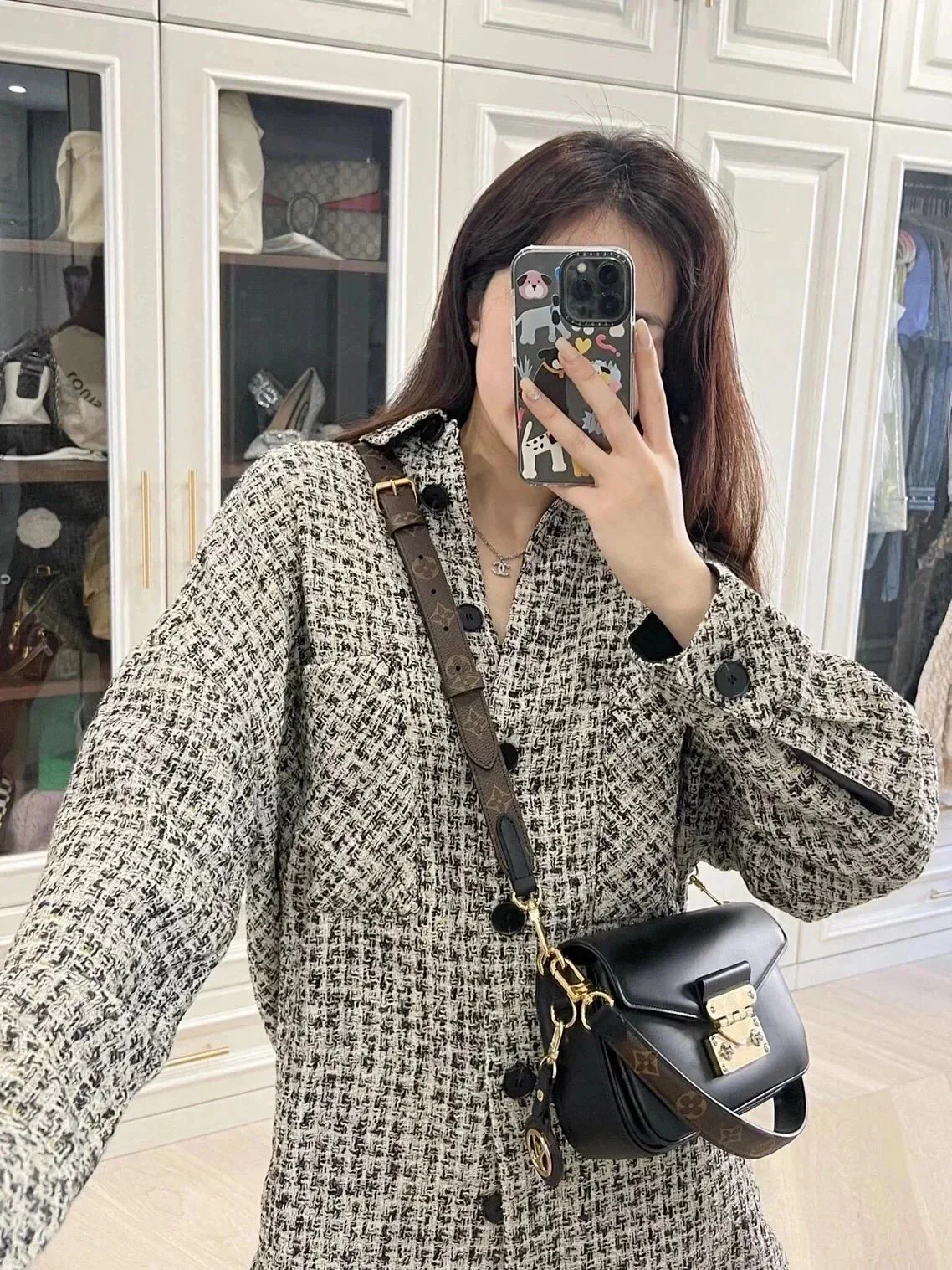 m20393-m20395-m20396-LV-2022-Показ мод весна/лето-Swing-Handbag-On-Body Photos