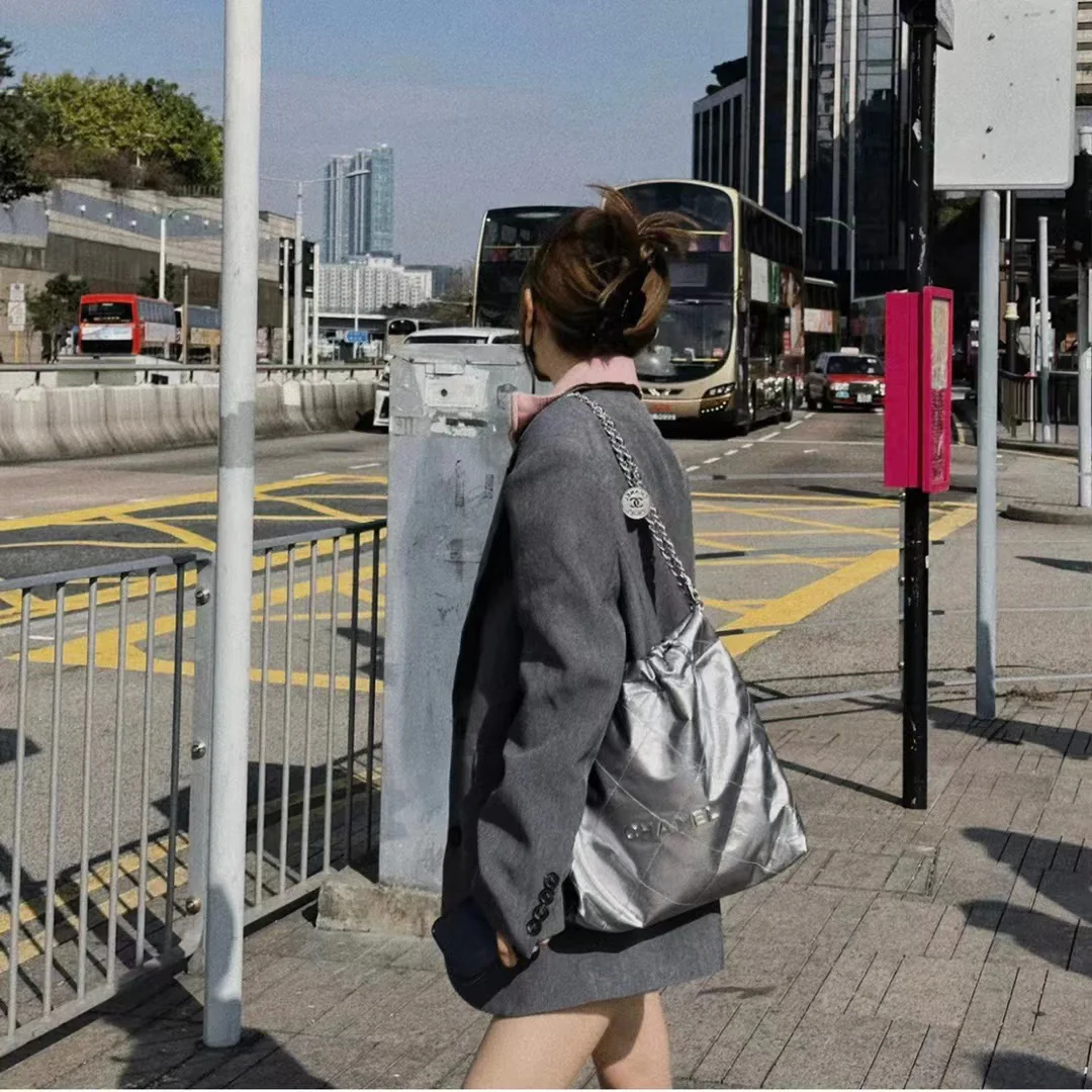 Новинка сезона весна/лето 2023 от Chanel - сумка 22bag - маленькая - серебристая - Фотографии в действии.