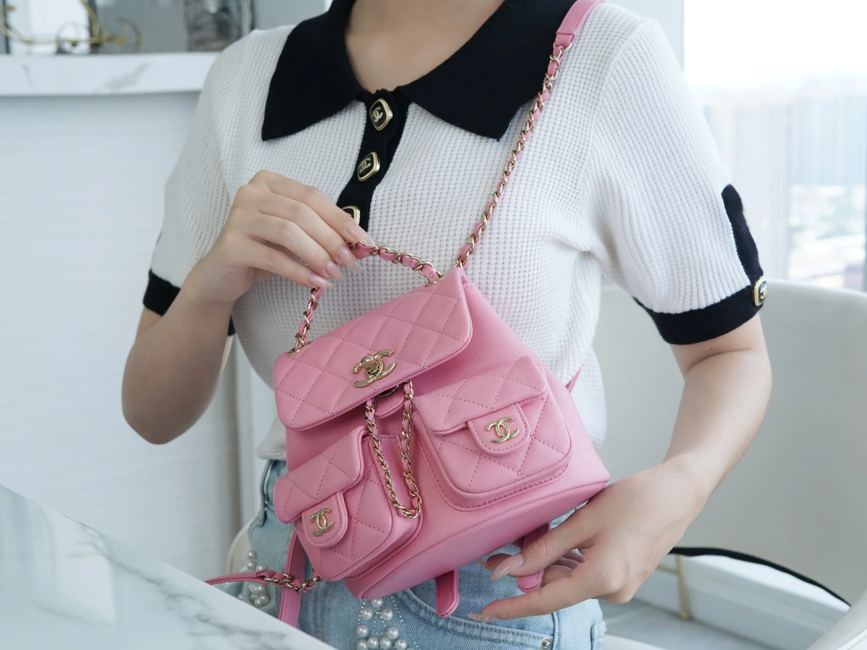 Коллекция Chanel Весна/Лето 2023 - Duma - Однотонный рюкзак из телячьей кожи - Розовый - Мини