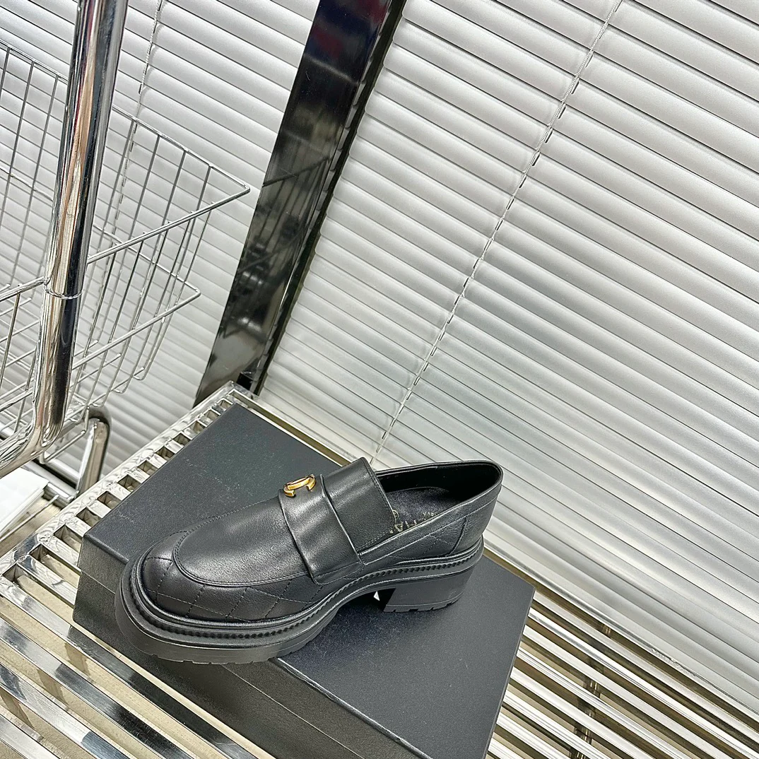 Новинка сезона осень/зима 2023 от Chanel — лоферы на платформе.