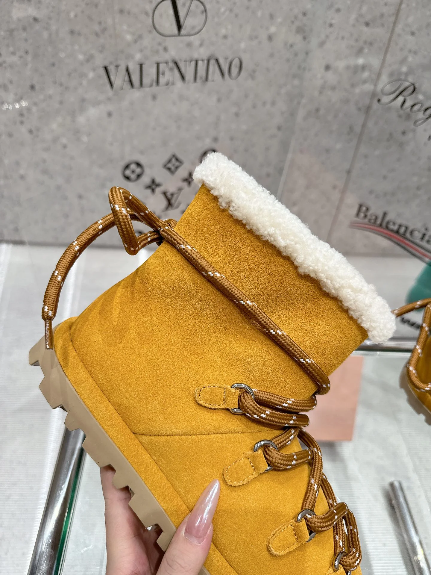 Ботинки Miu Miu 2024 с декоративной шнуровкой - желтые