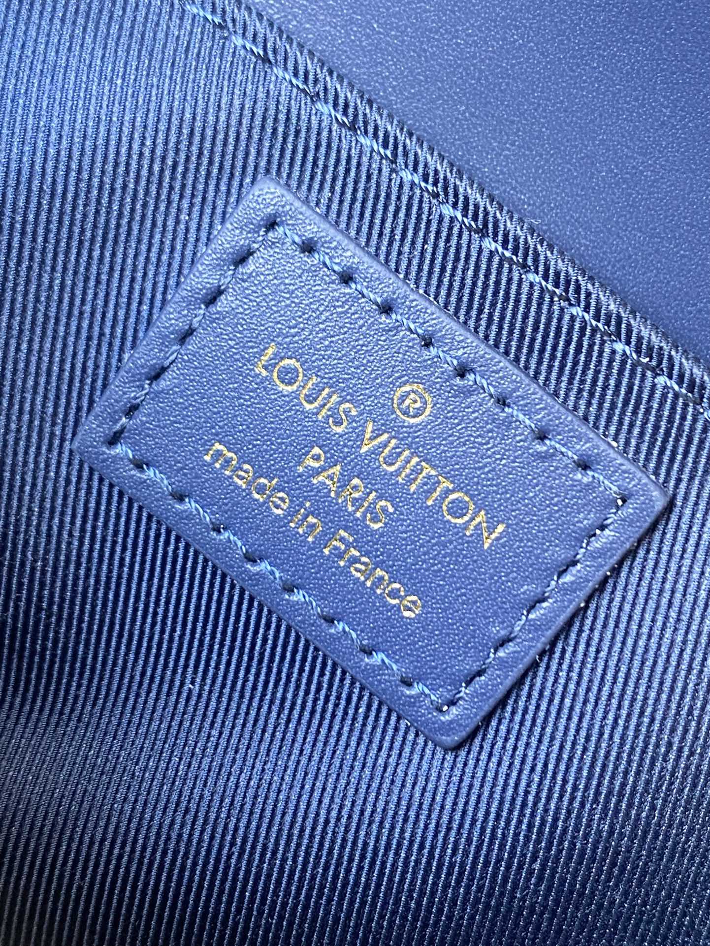 m22834-LV-pochette-metis-east-west-handbag