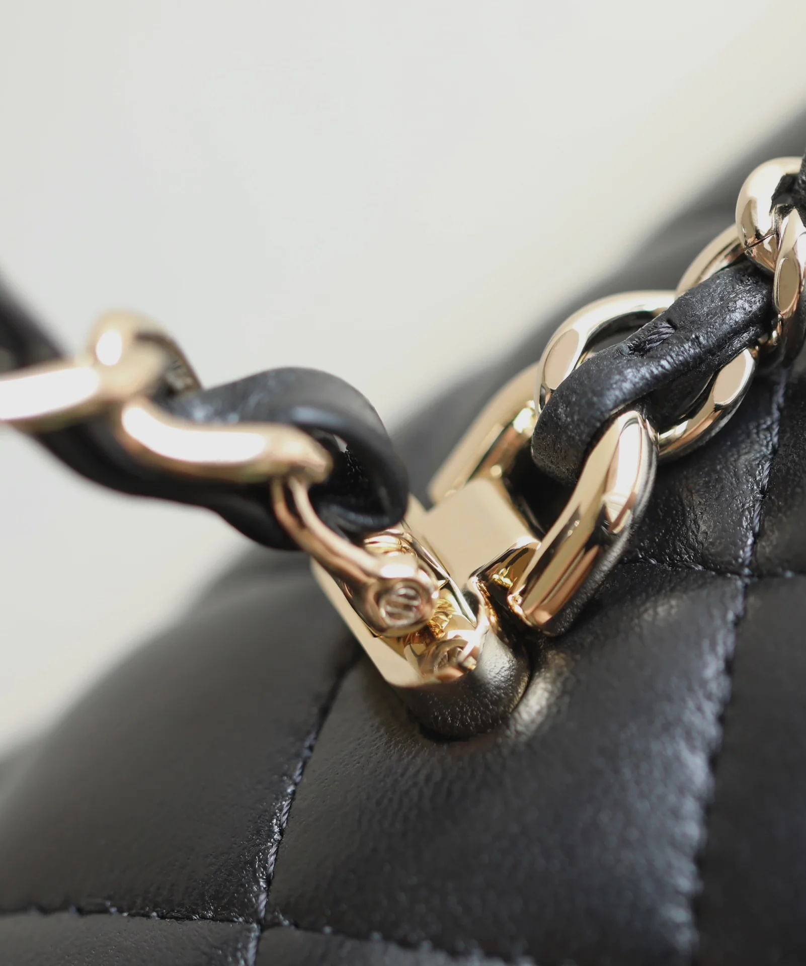 Chanel - Сумка с двойной С-образной ручкой и клапаном CF - Черная