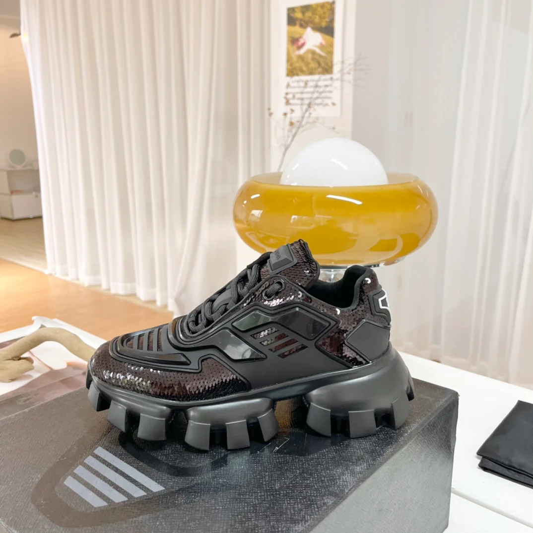 Обувь Prada - коллекция Prada ранней весны 2022 года - блестящие массивные кроссовки