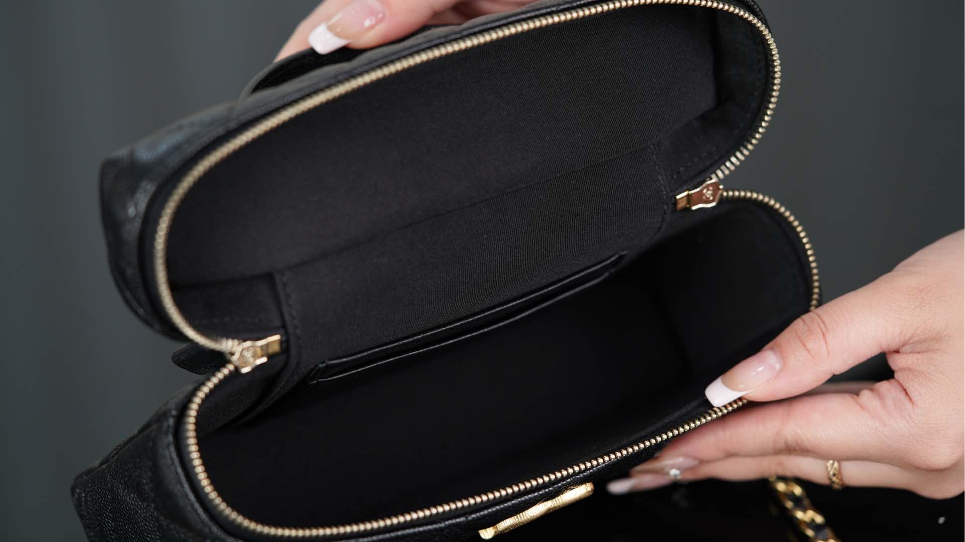 Сумка для ланча Chanel 25p Lychee Beef - черно-золотая