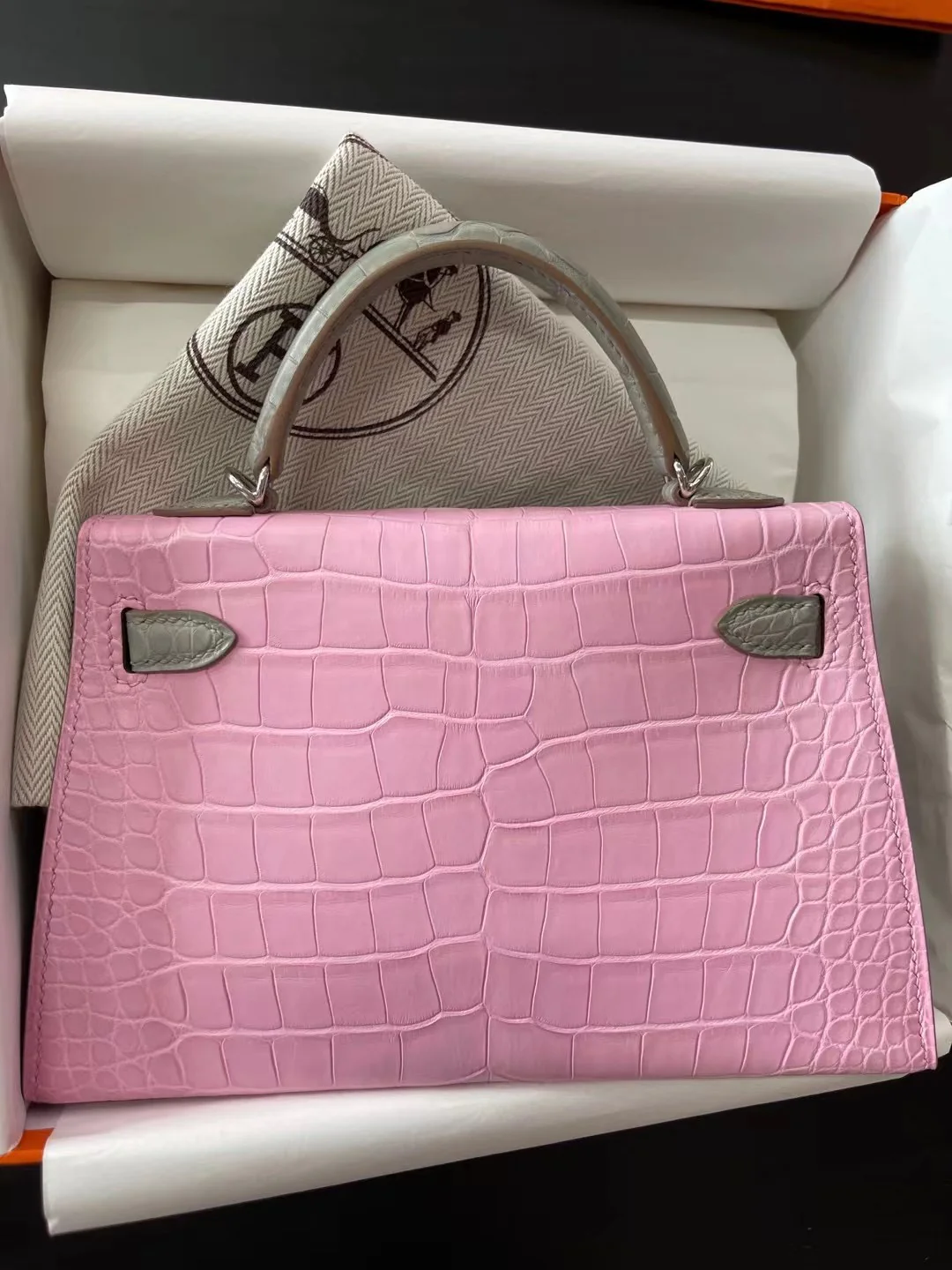 Миниатюрная монета Hermes Kelly 2-го поколения, 5 пенсов, розовая и жемчужно-серая, с серебряными пряжками.