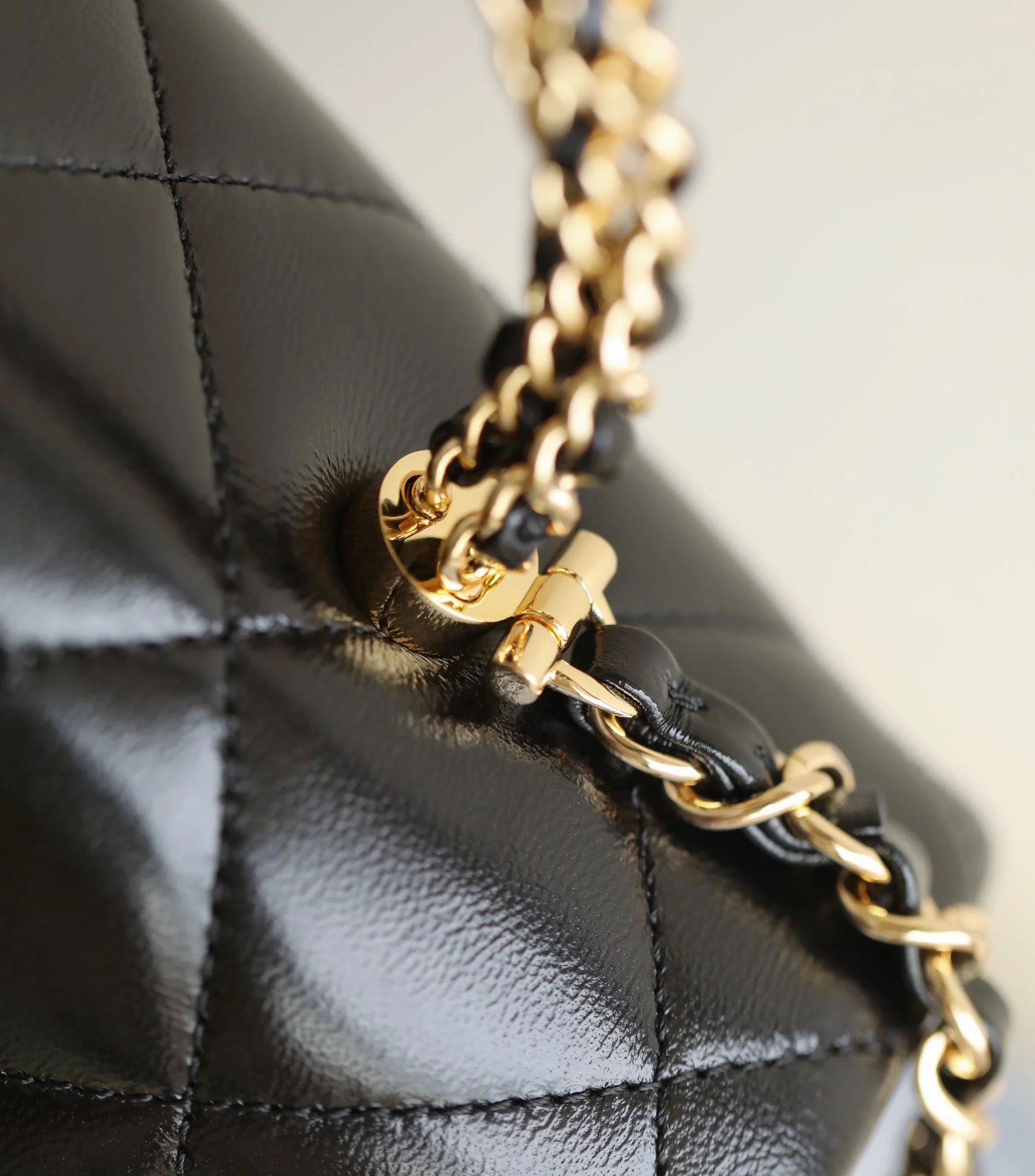 Большая черная сумка Chanel с клапаном и поворотной ручкой.