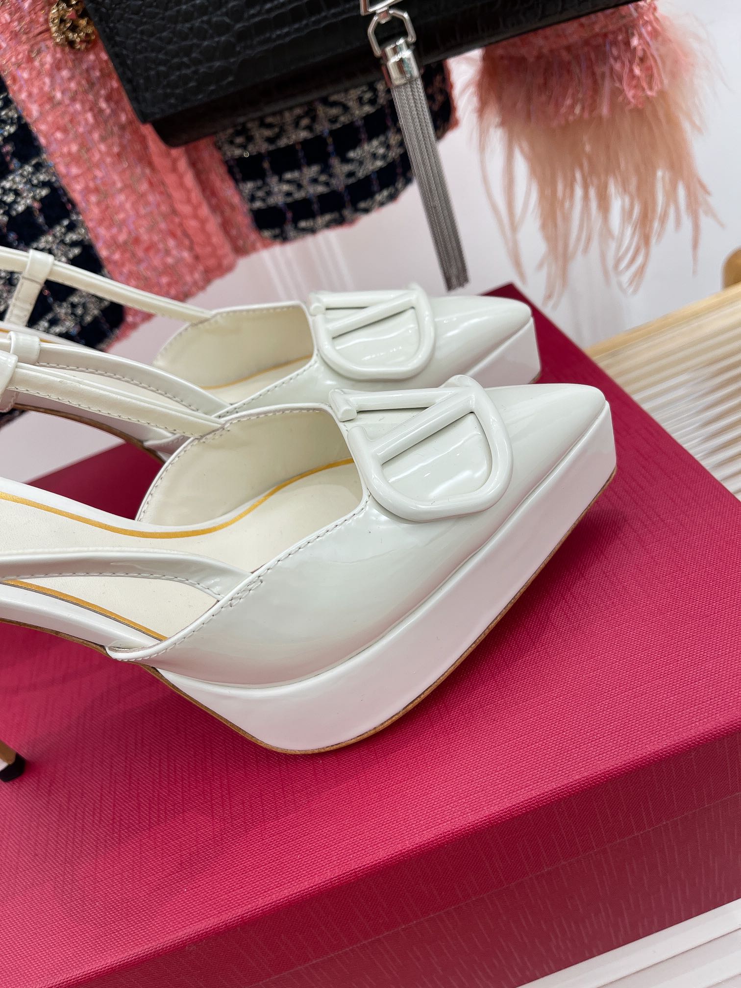 Новинка сезона весна/лето 2023 от Valentino - Босоножки на высоком каблуке с V-образным вырезом - 11 см - Полностью белые