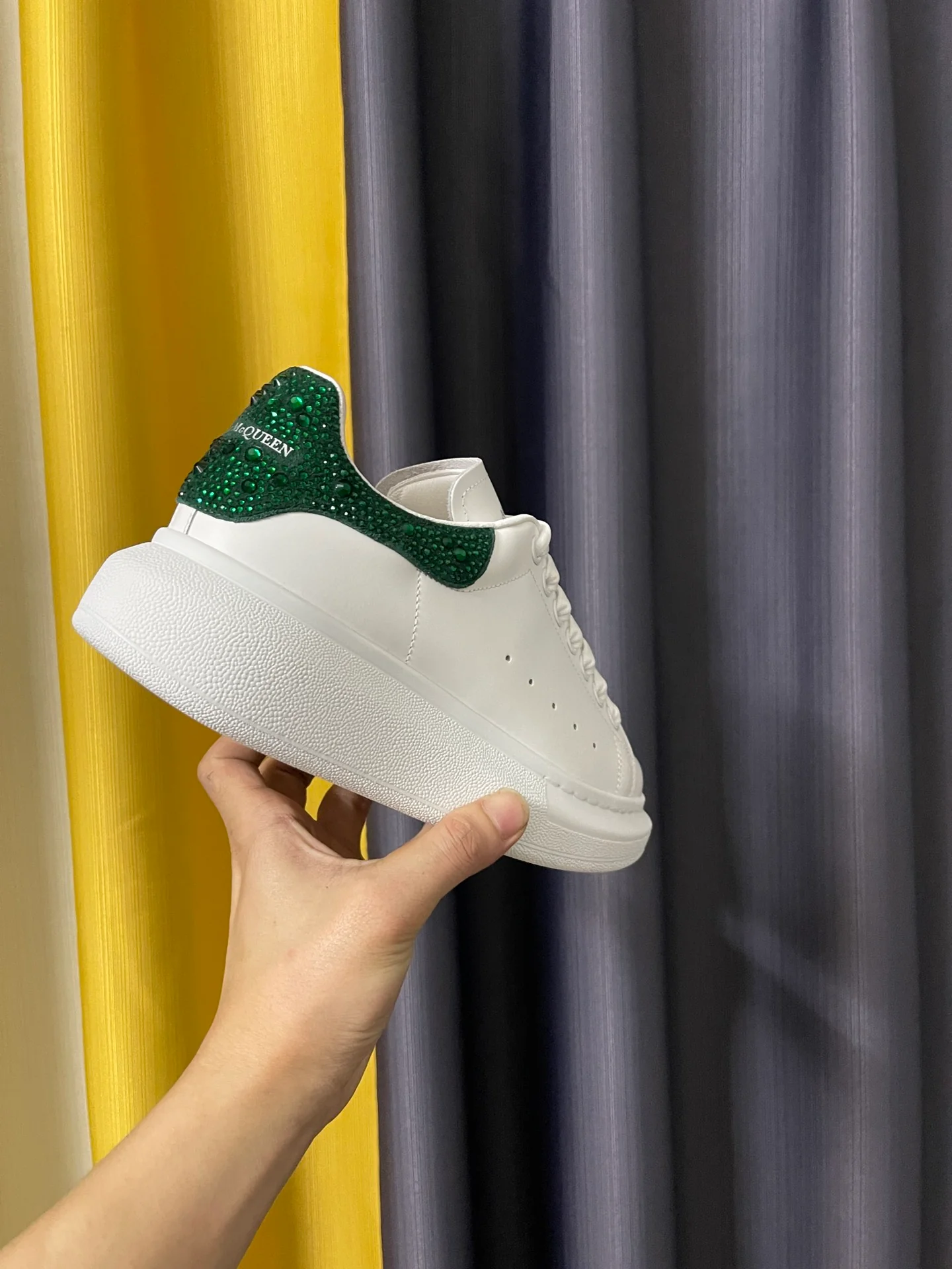 Классические белые кроссовки McQueen - унисекс - темно-зеленый каблук с ромбовидным рисунком