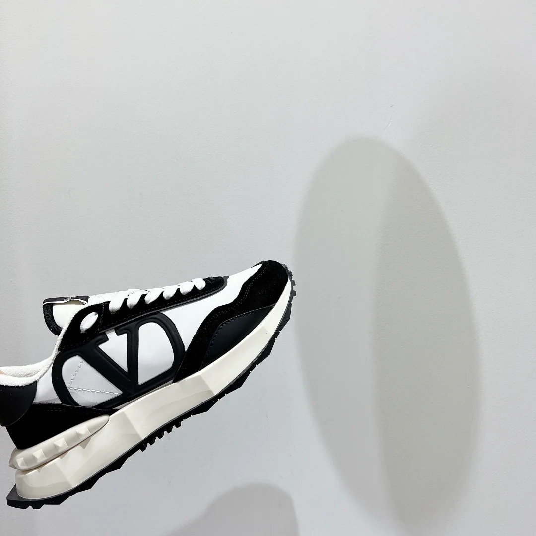 Новинка сезона весна/лето 2022 от Valentino - Кроссовки из шелковой кожи - Унисекс - Черные