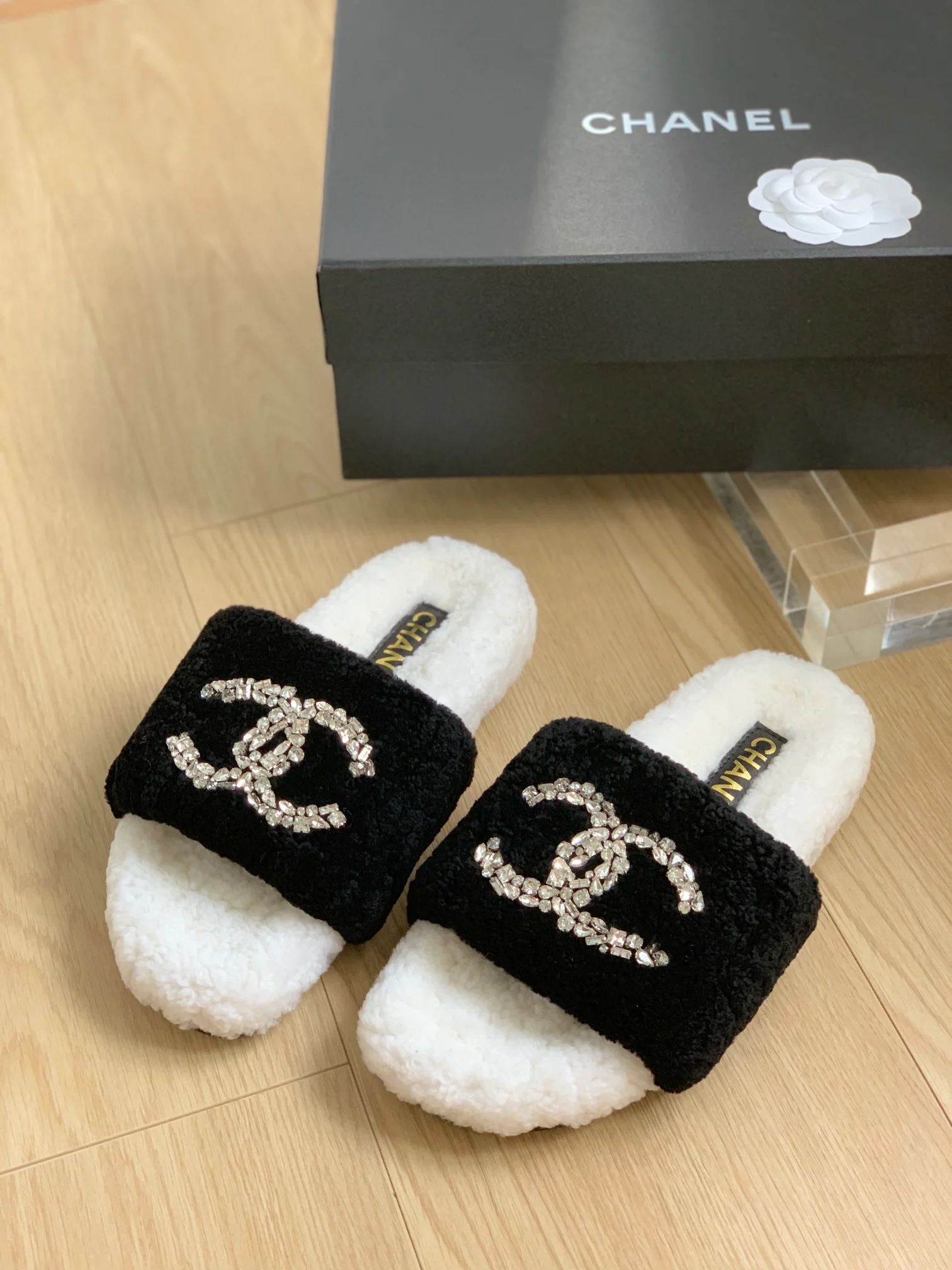 Новинка сезона осень/зима 2023 от Chanel - Домашние тапочки из овечьей шерсти с резиновой подошвой - Черно-белые