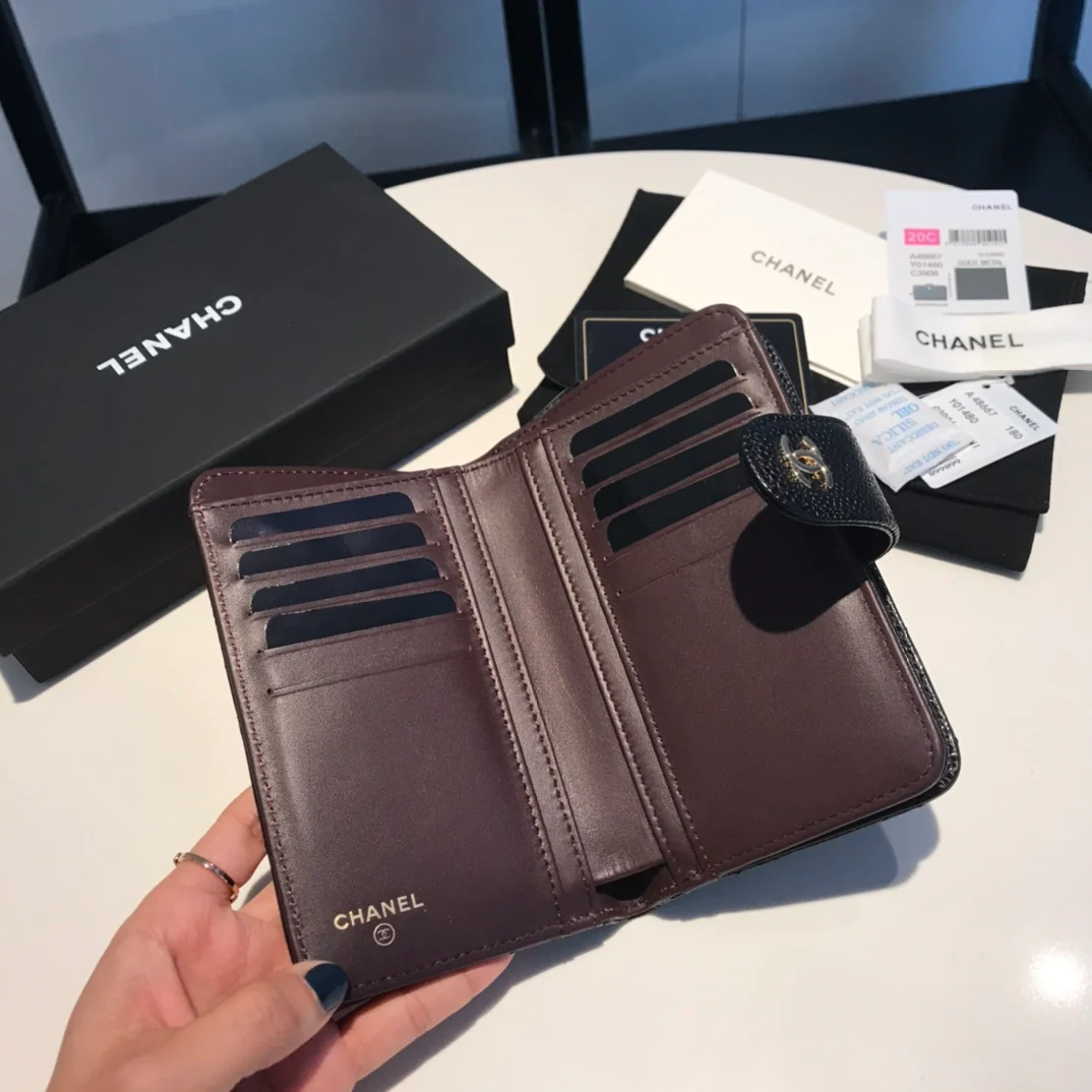 Куртка средней длины из серии Chanel CF — черная зернистая кожа с серебристой фурнитурой.