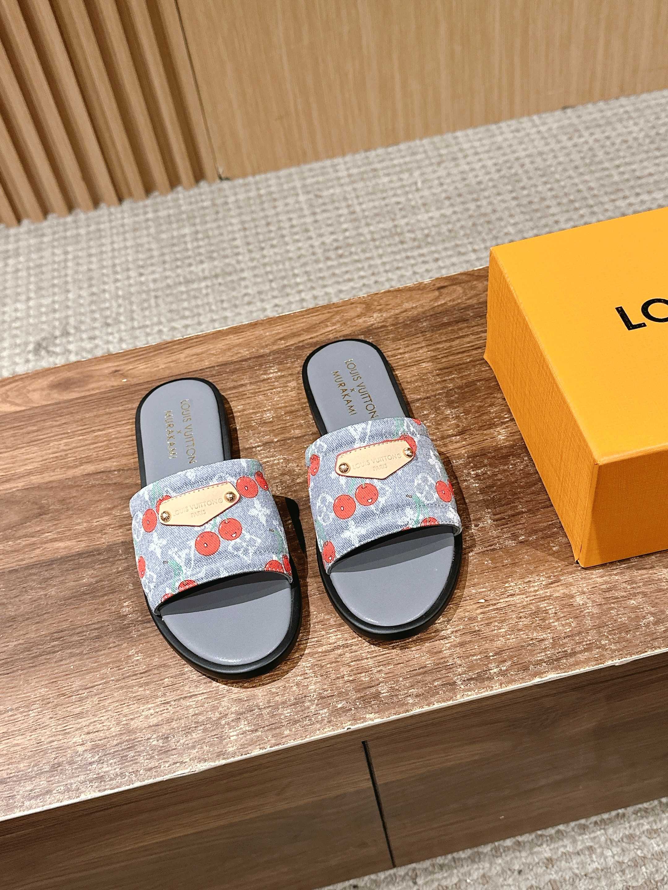 LV - Сандалии на плоской подошве из ретро-серии Такаши Мураками - Серые