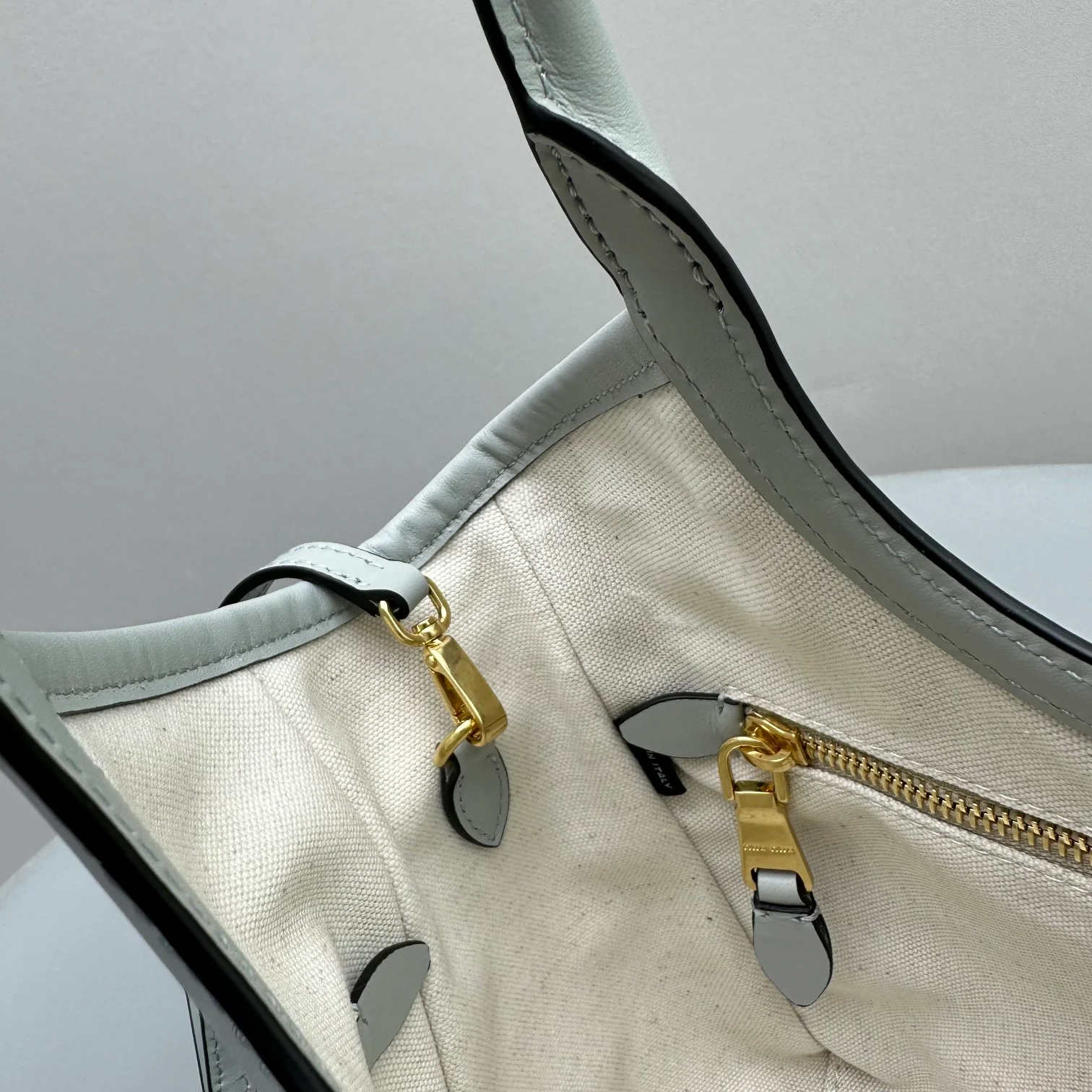 Сумка-тоут Miu Miu Ivy, маленькая, светло-голубая.