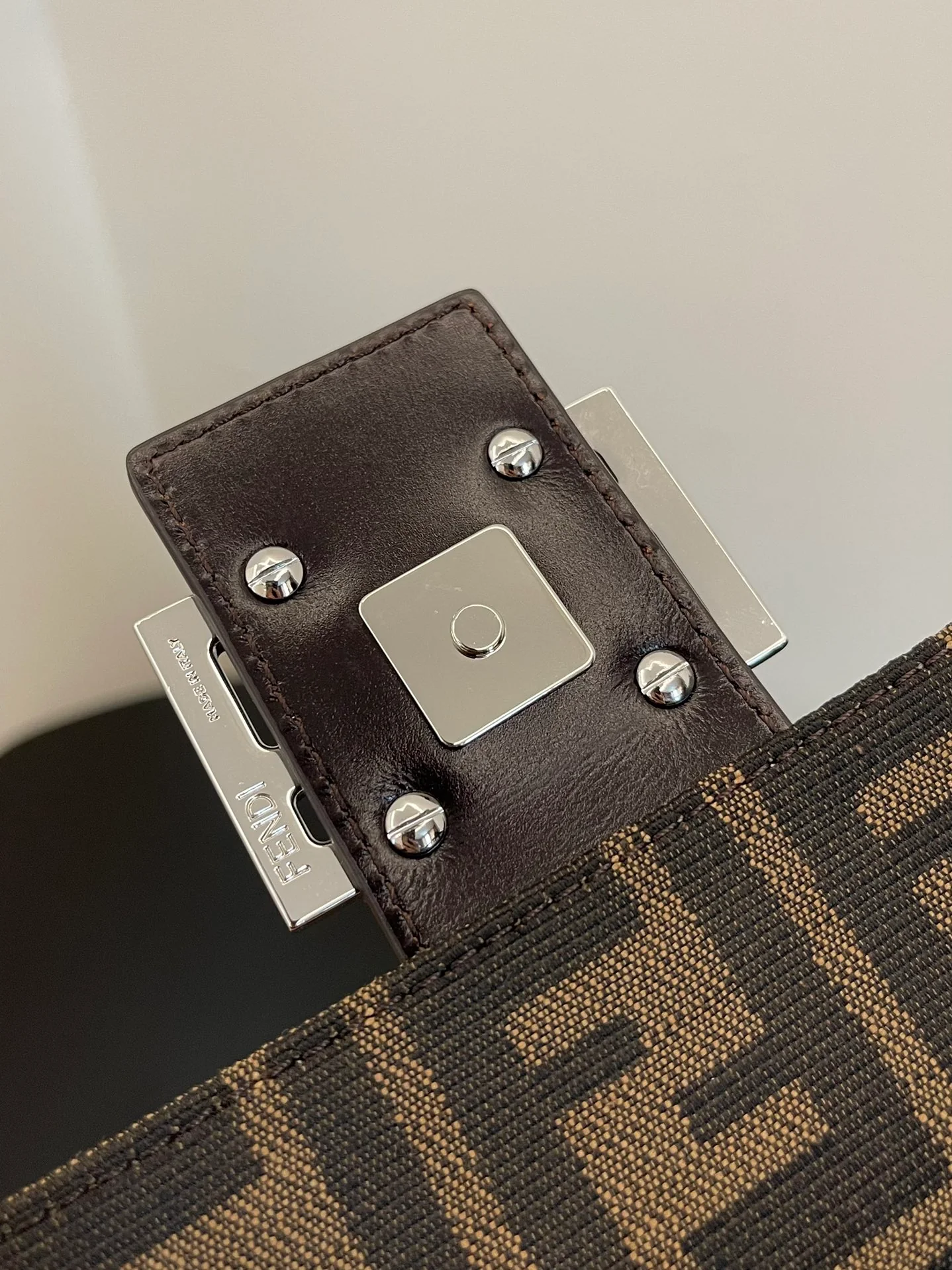 Винтажная сумка-багет Fendi - большая