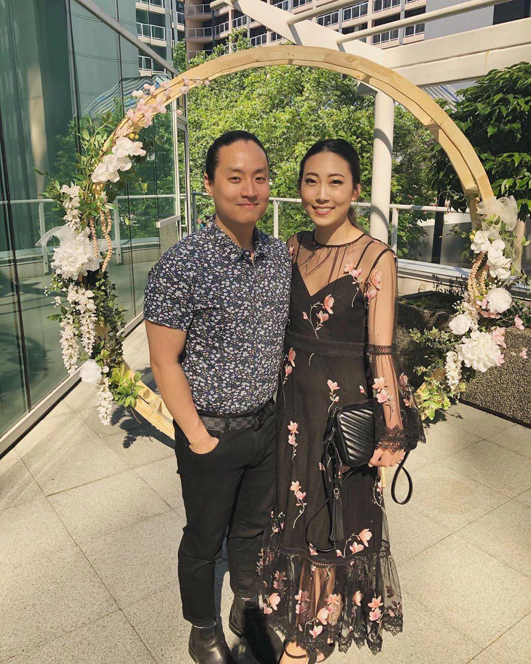 Фотосумка YSL Lou Bag — черная с серебристой фурнитурой.