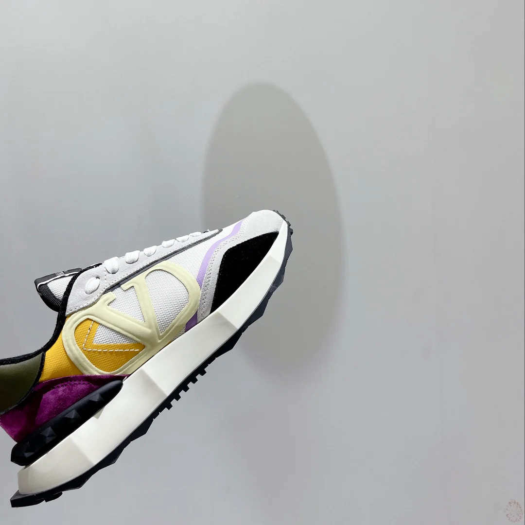 Новинка сезона весна/лето 2022 от Valentino - Замшевые кроссовки на шнуровке и сетке - Унисекс - Белые