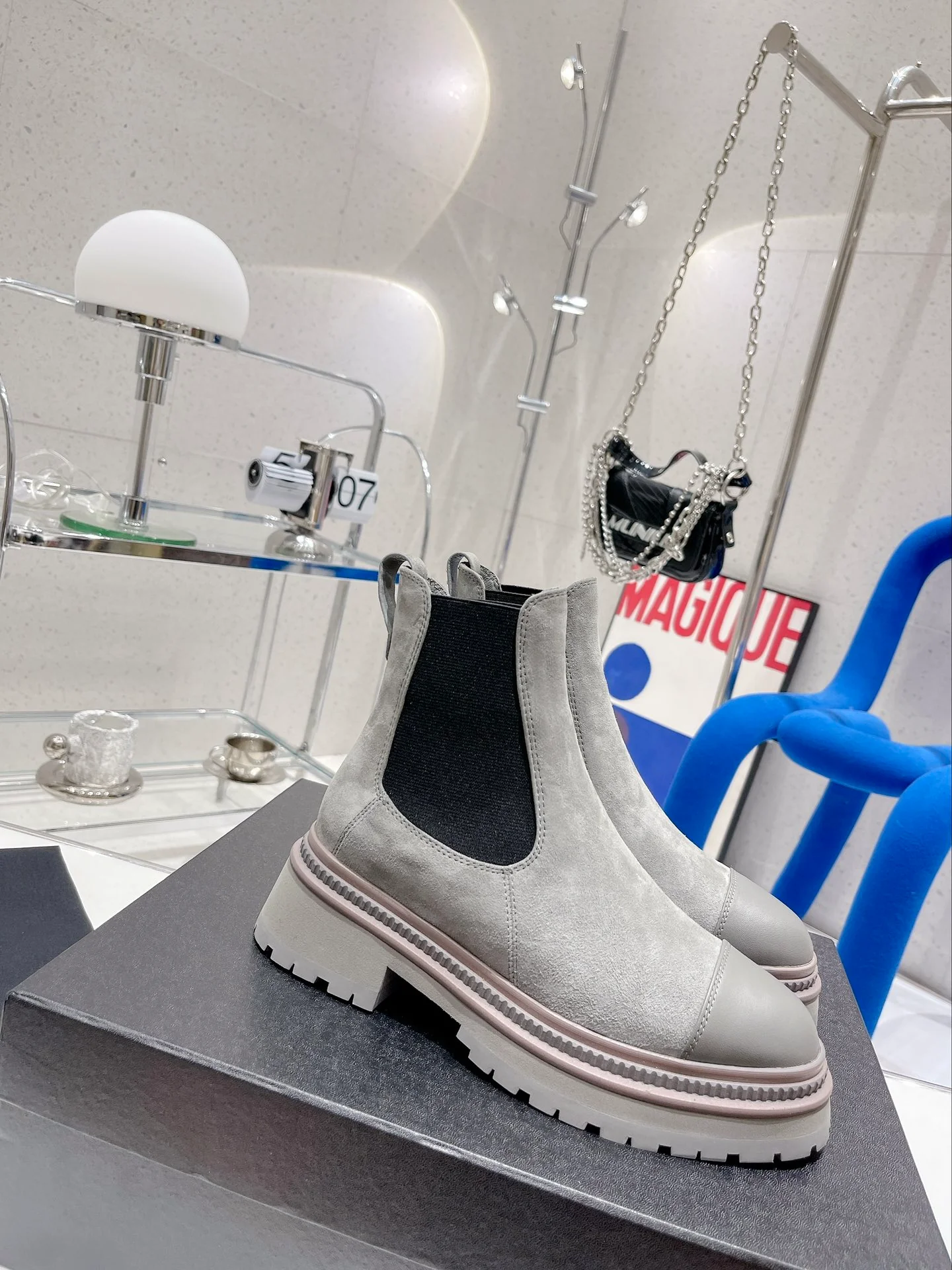 Новинка сезона осень/зима 2022 от Chanel - Ботинки челси - Серые