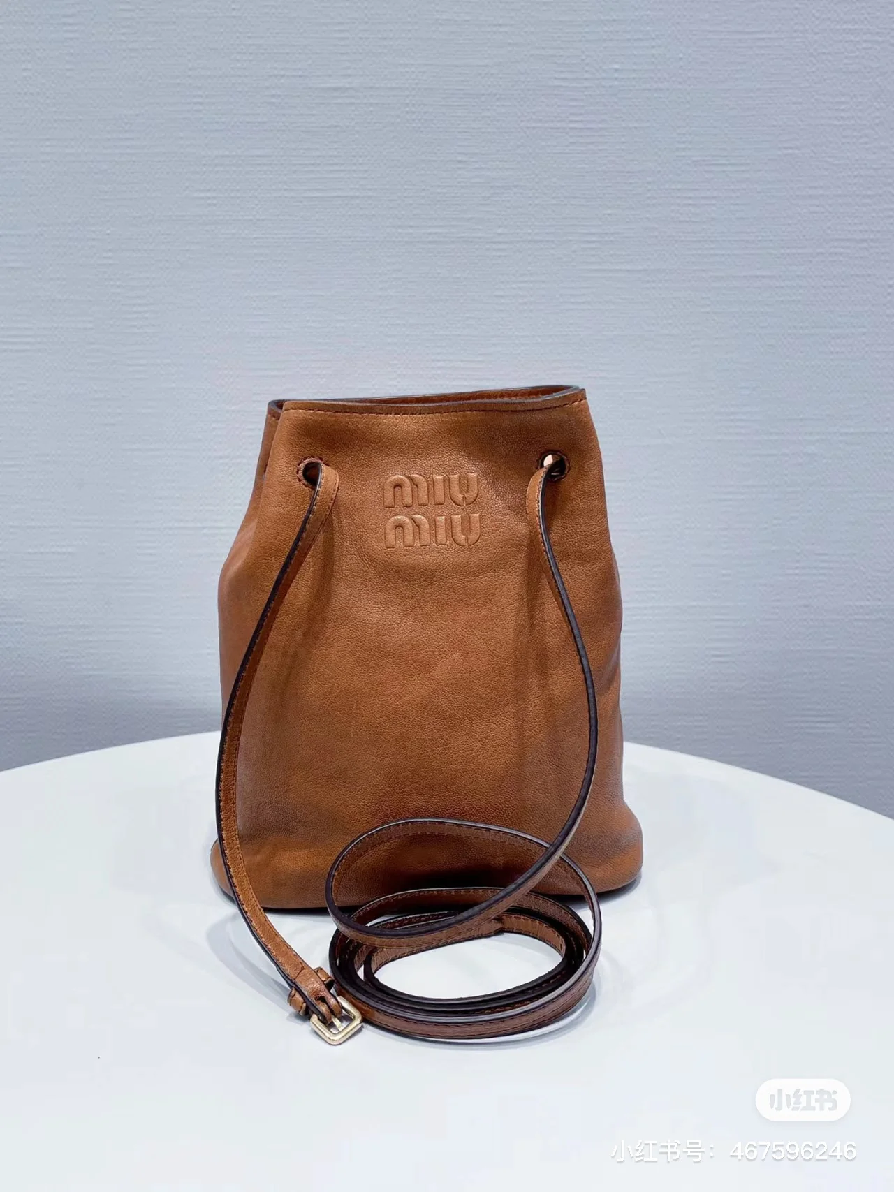 Miu Miu - Миниатюрная сумка-ведро из овечьей кожи