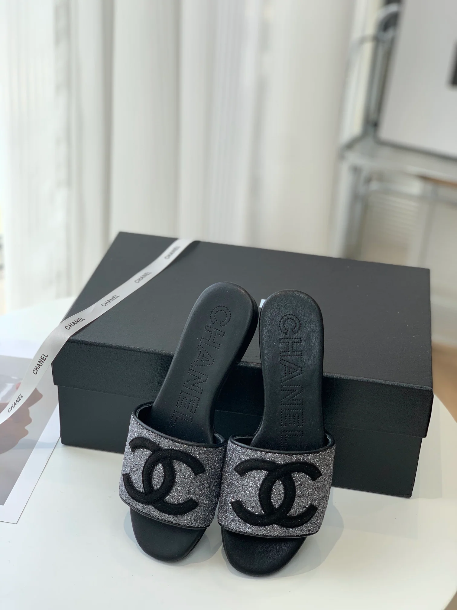 Новинка 2023 года от Chanel - Тапочки из овечьей кожи - Черные