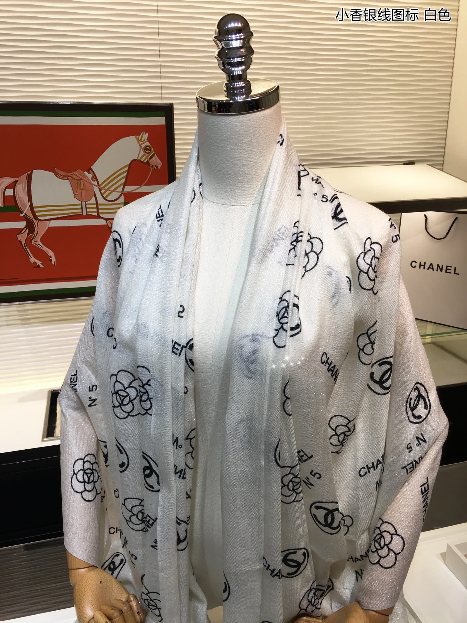 Длинный шарф Chanel из кашемира с серебряным нитевым принтом