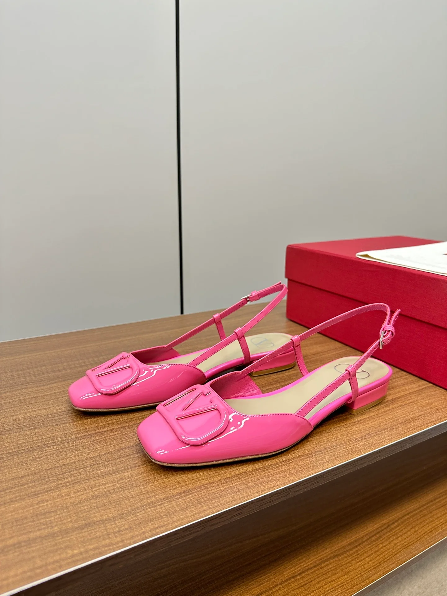 Новинка сезона весна/лето 2023 от Valentino - Большие сандалии-балетки с V-образным вырезом - Розовые