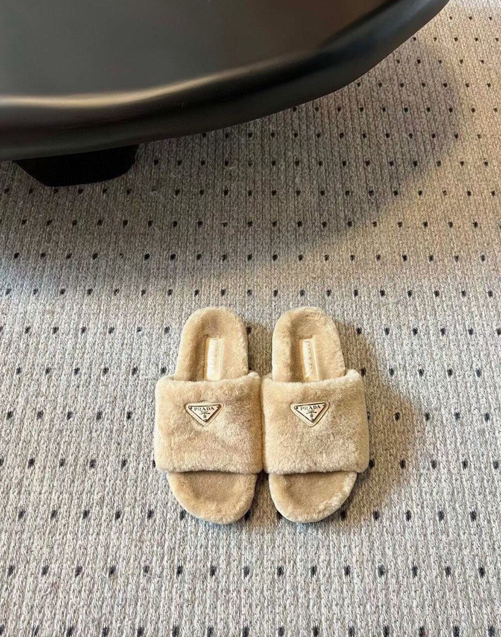 Новинка сезона осень/зима 2023 от Prada - Шерстяные тапочки - Абрикосовый цвет