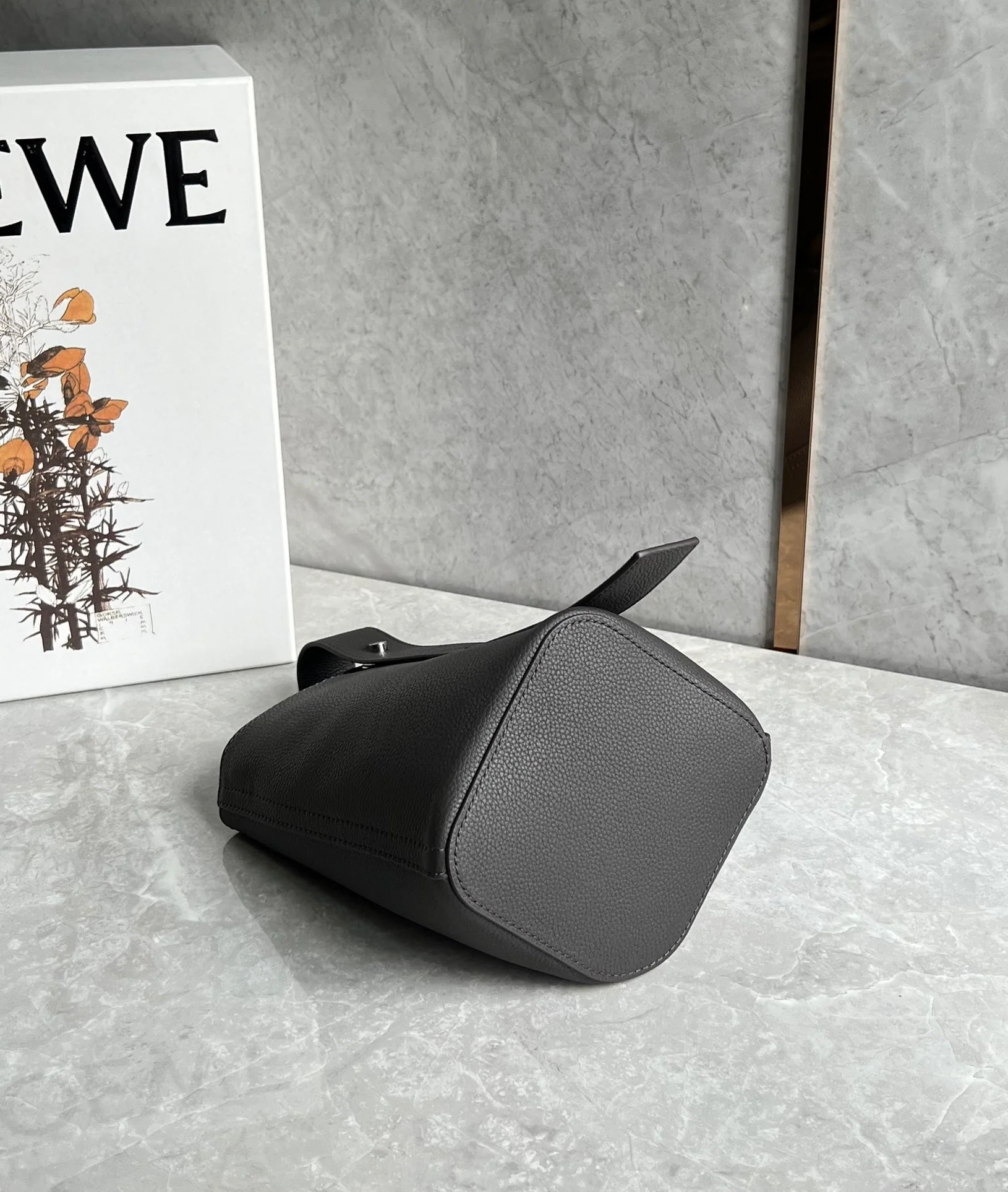 Сумка-ведро Loewe Pebble Bucket Mini Bucket Bag - матово-черная