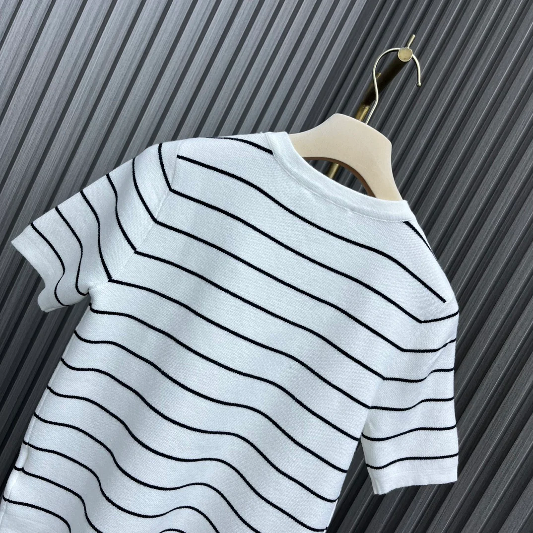 Miu Miu - 2404-24 Новинка: Футболка с круглым вырезом, полосатая, с коротким рукавом - белая