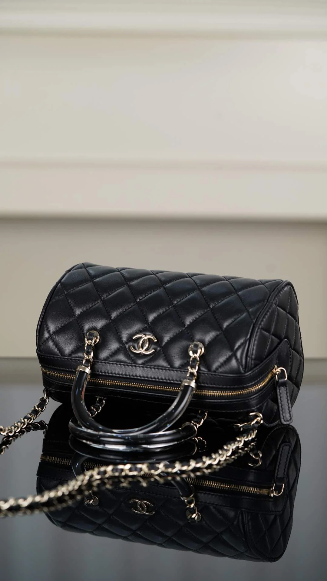 Сумка Chanel 25c Boston Bowling Bag — черно-золотая.