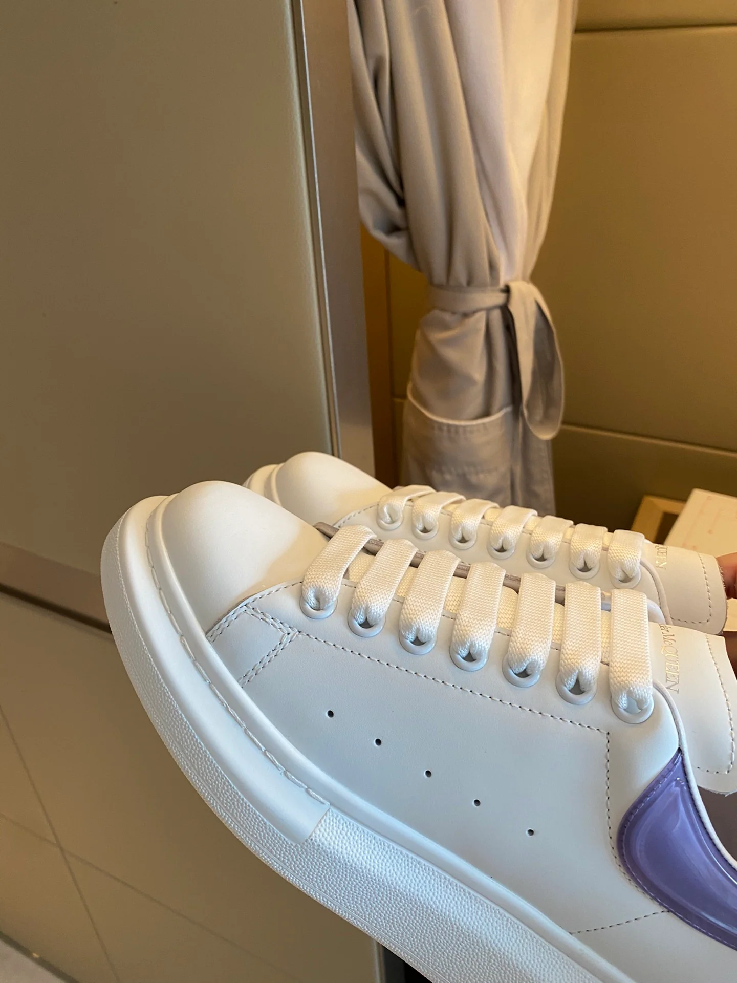 Классические белые кроссовки McQueen - на каблуке-резинке - фиолетовые