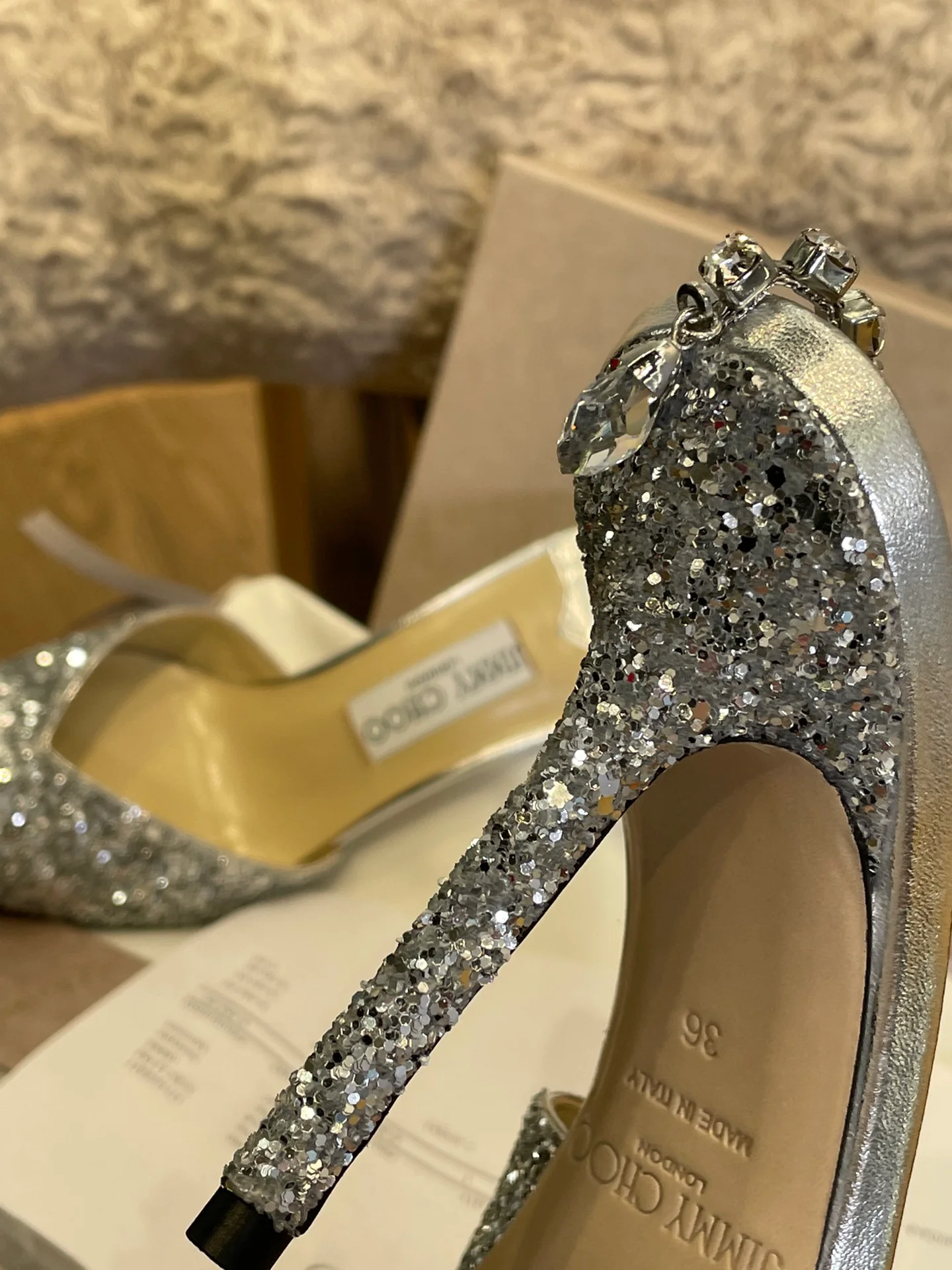 Jimmy - Весна/Лето 2022 - Цепочка на щиколотку со стразами - Туфли на высоком каблуке с острым носком