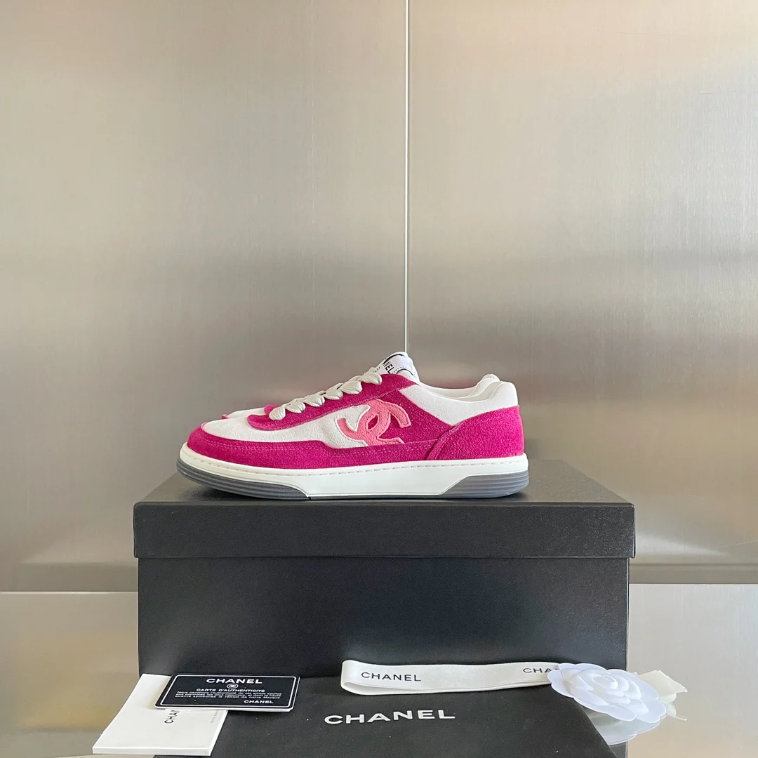 Новинки коллекции Chanel Весна/Лето 2023 - Замшевые кроссовки - Повседневная обувь - Спортивная обувь - Розовые
