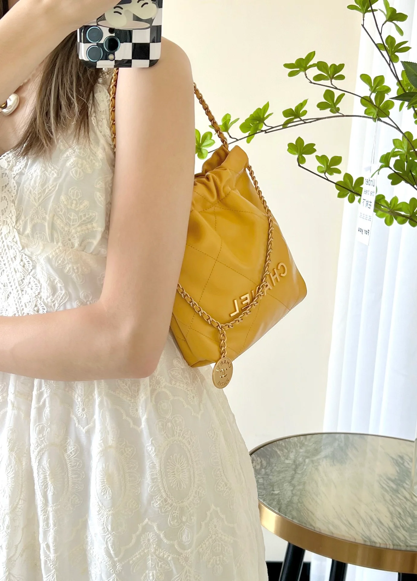 Мини-сумочка Chanel 22, кремово-желтая