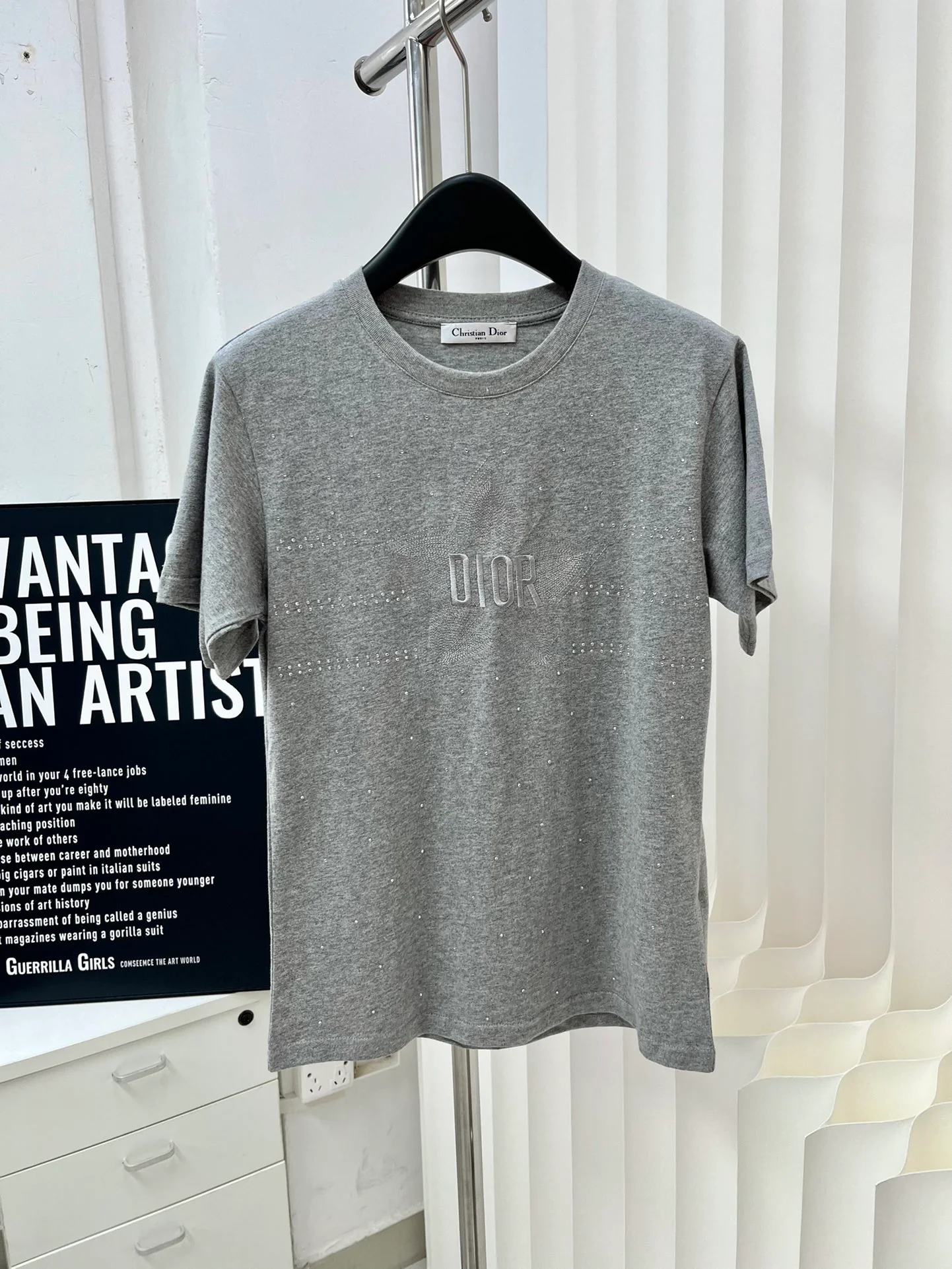 Футболка Dior 2403 с плотной вышивкой и стразами - серая