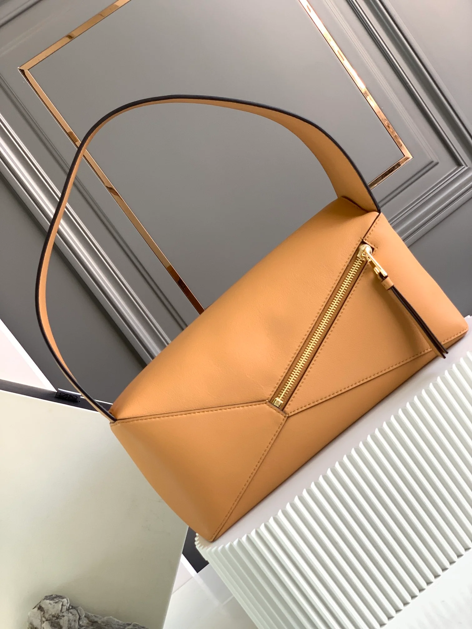 Сумка-хобо Loewe Puzzle, кожа наппа, коричневая.