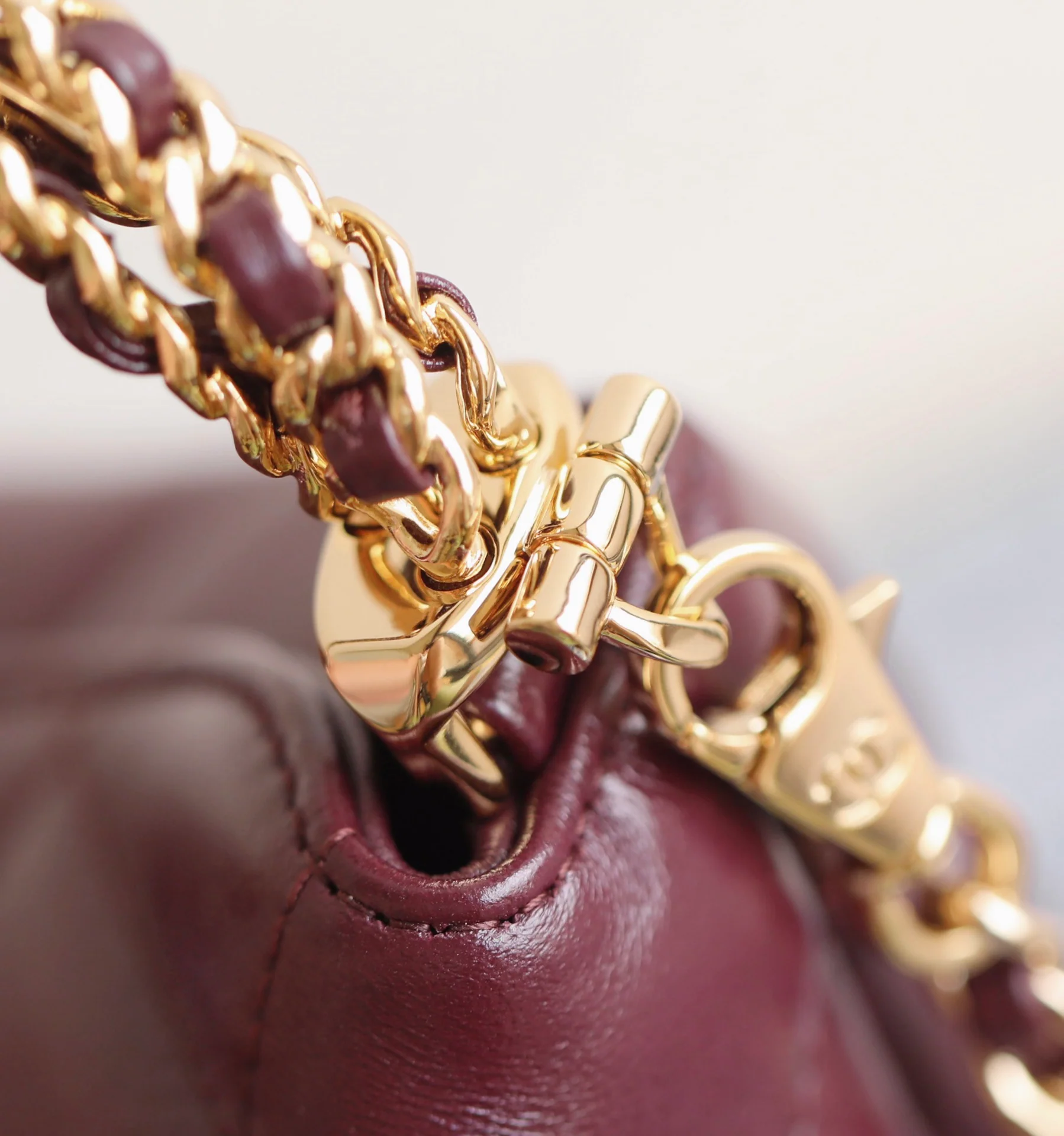 Сумка-хобо Chanel с витой ручкой - бордовая